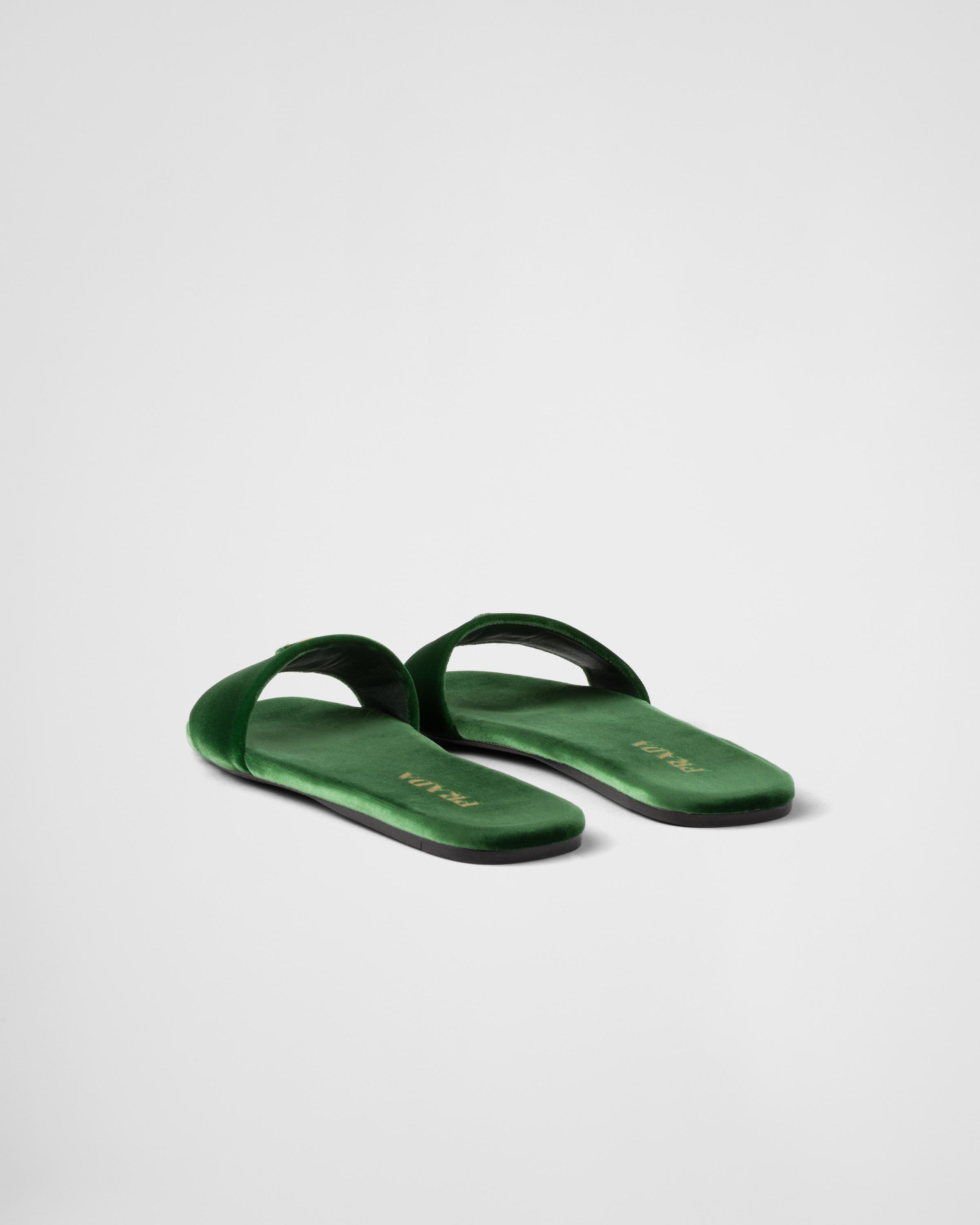 【PRADA】ベルベットのスライド Prada Flat Velvet Slides in Green | Lyst