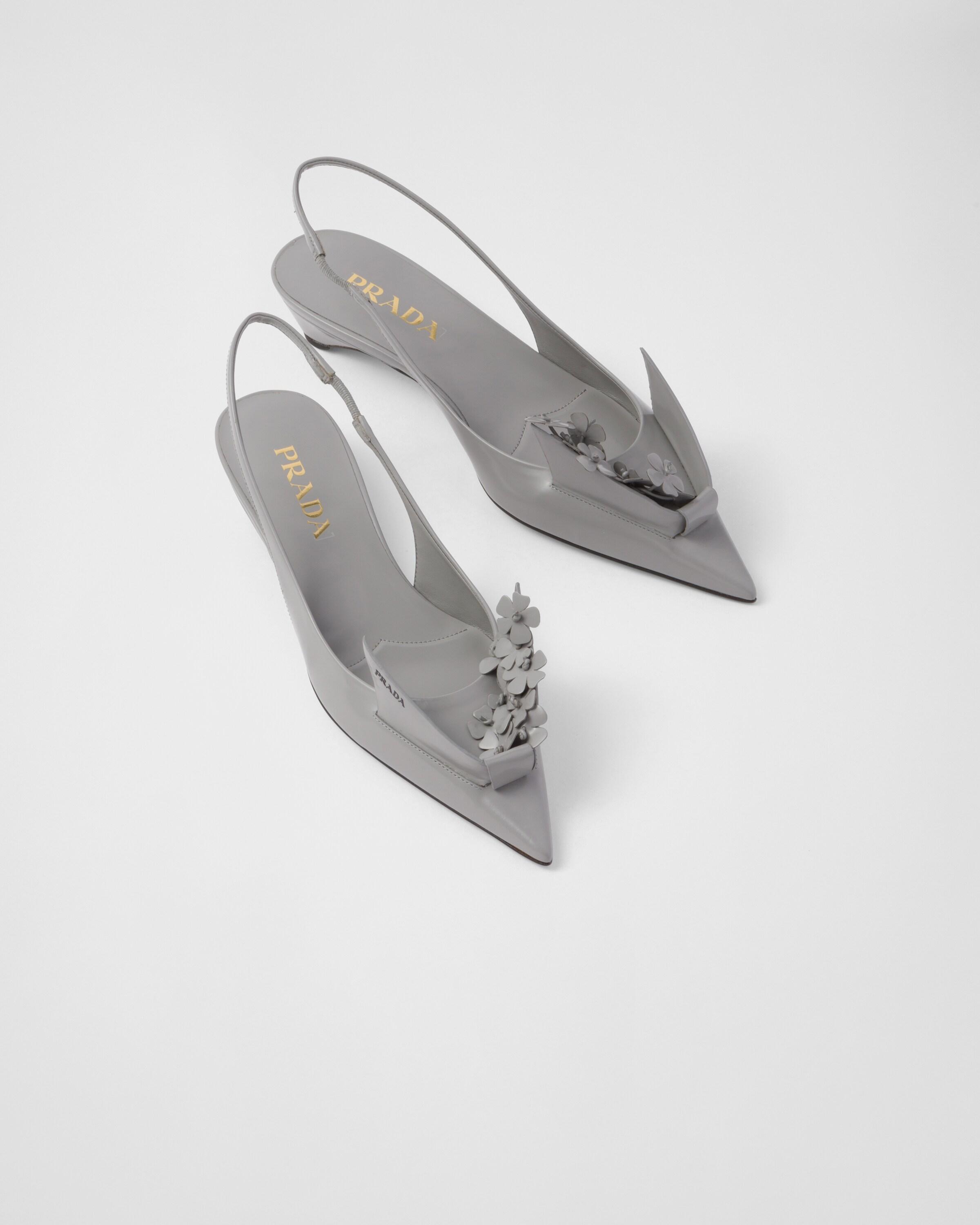 サンダル・ミュール PRADA | RUNWAY Brushed leather slingback pumps with floral Prada Brushed Leather Slingback Pumps With Floral Appliques