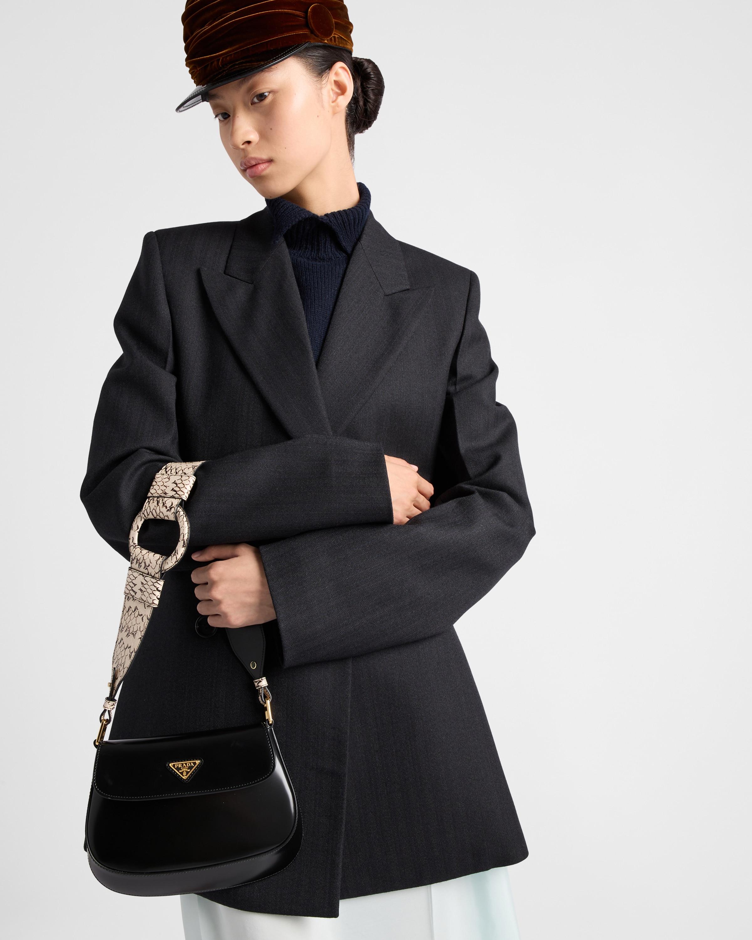 【PRADA】 Prada Cleo Ayersとブラシ付きの革のショルダーバッグ Prada Cleo Ayers And Brushed Leather Flap Bag in Black | Lyst