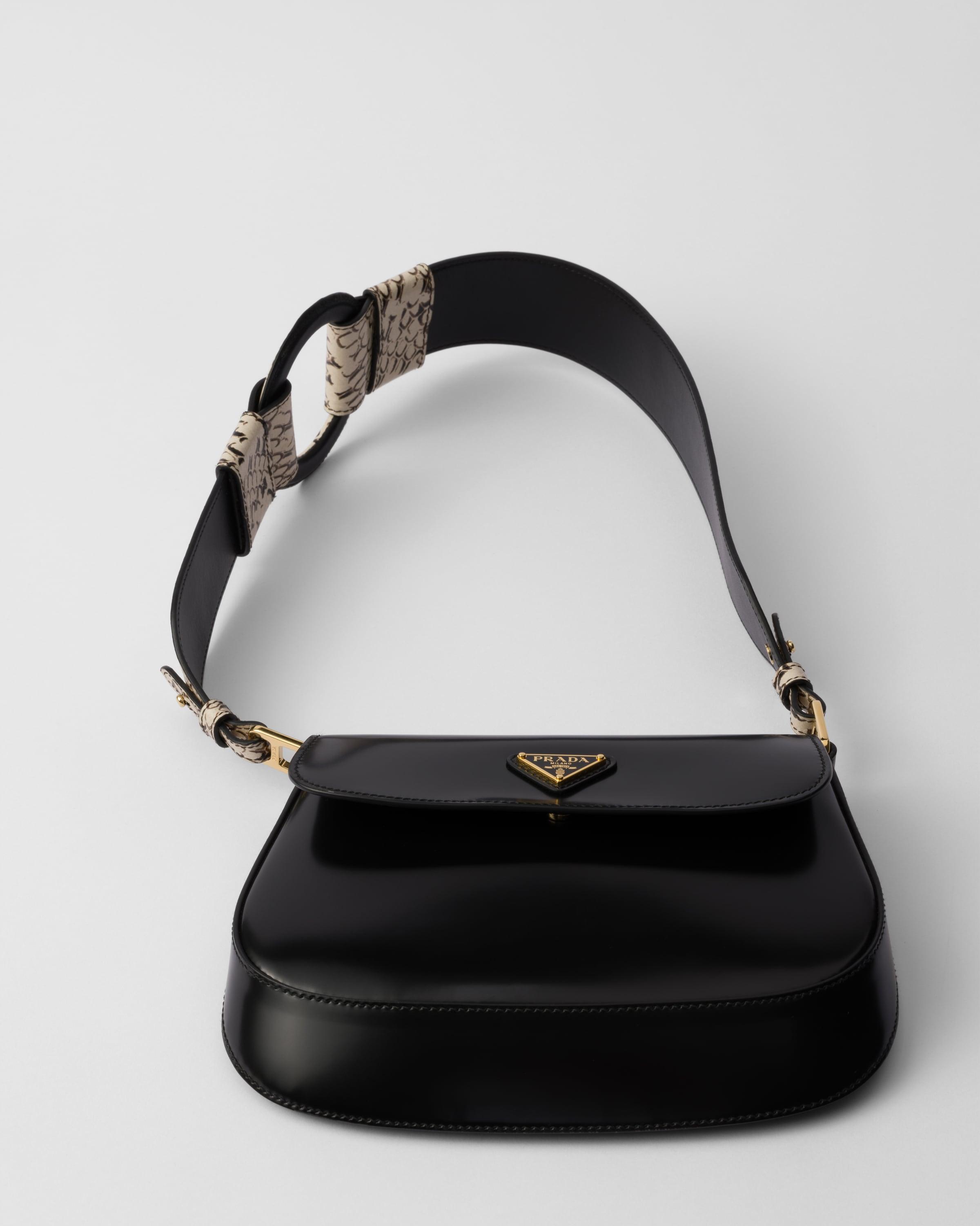 【PRADA】 Prada Cleo Ayersとブラシ付きの革のショルダーバッグ Prada Cleo Ayers And Brushed Leather Flap Bag in Black | Lyst