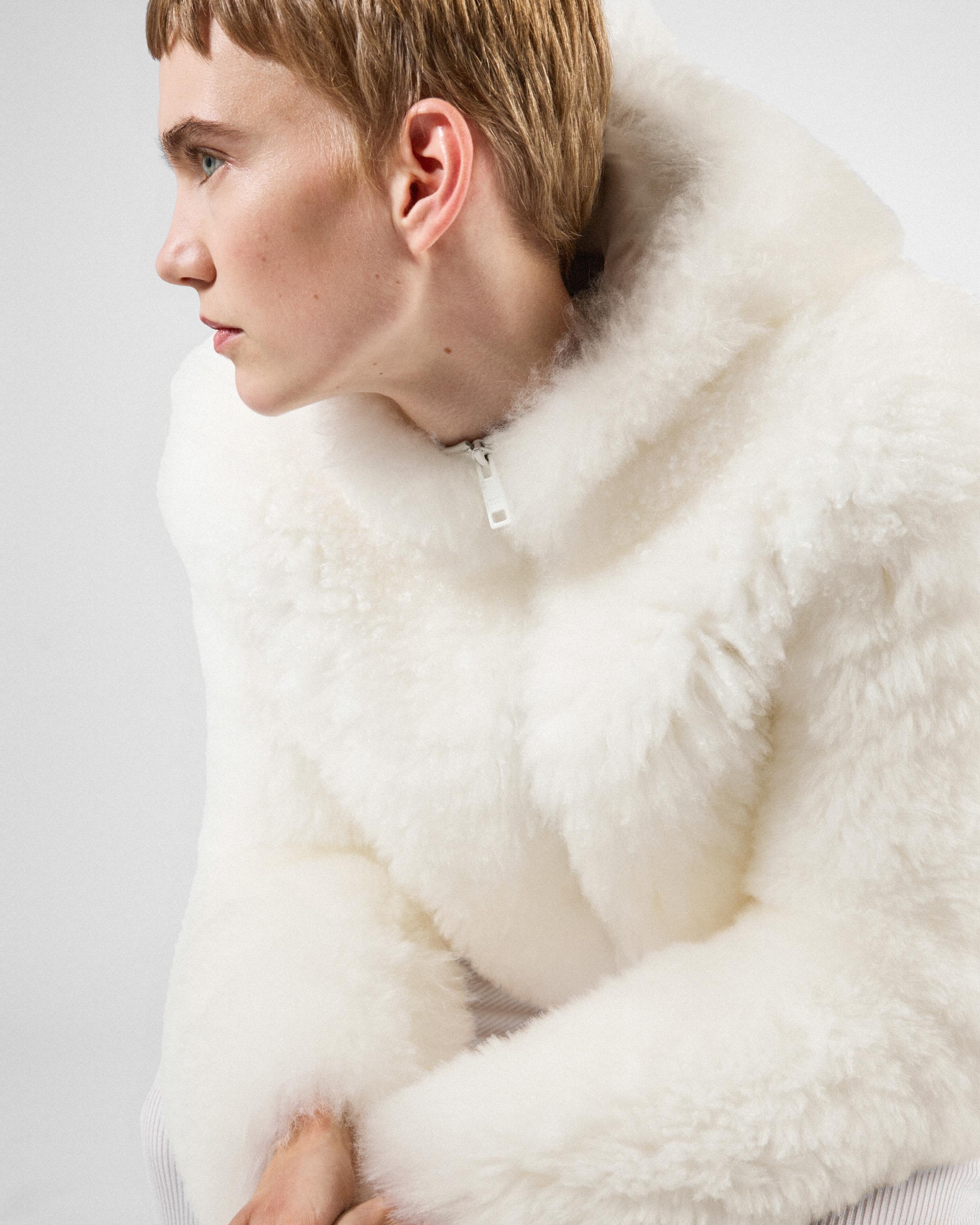 【関税&送料込】Prada Ivory Sleeveless Fur Coat Women's Prada Fur jackets | Lyst