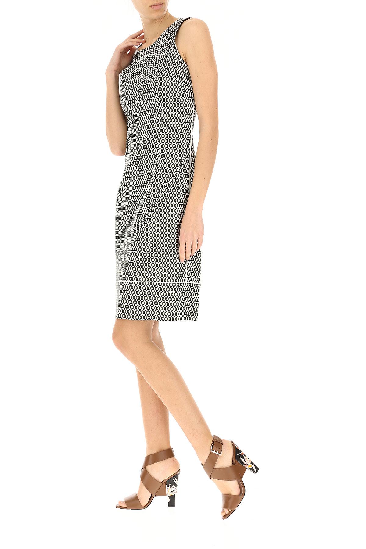 Simple D Exterior Clothing with Simple Decor