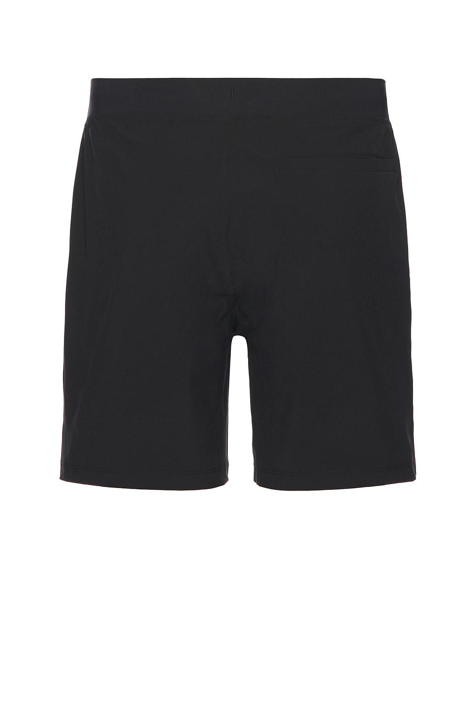 Alo Yoga メンズ ブラック ショートパンツ ハーフパンツ 