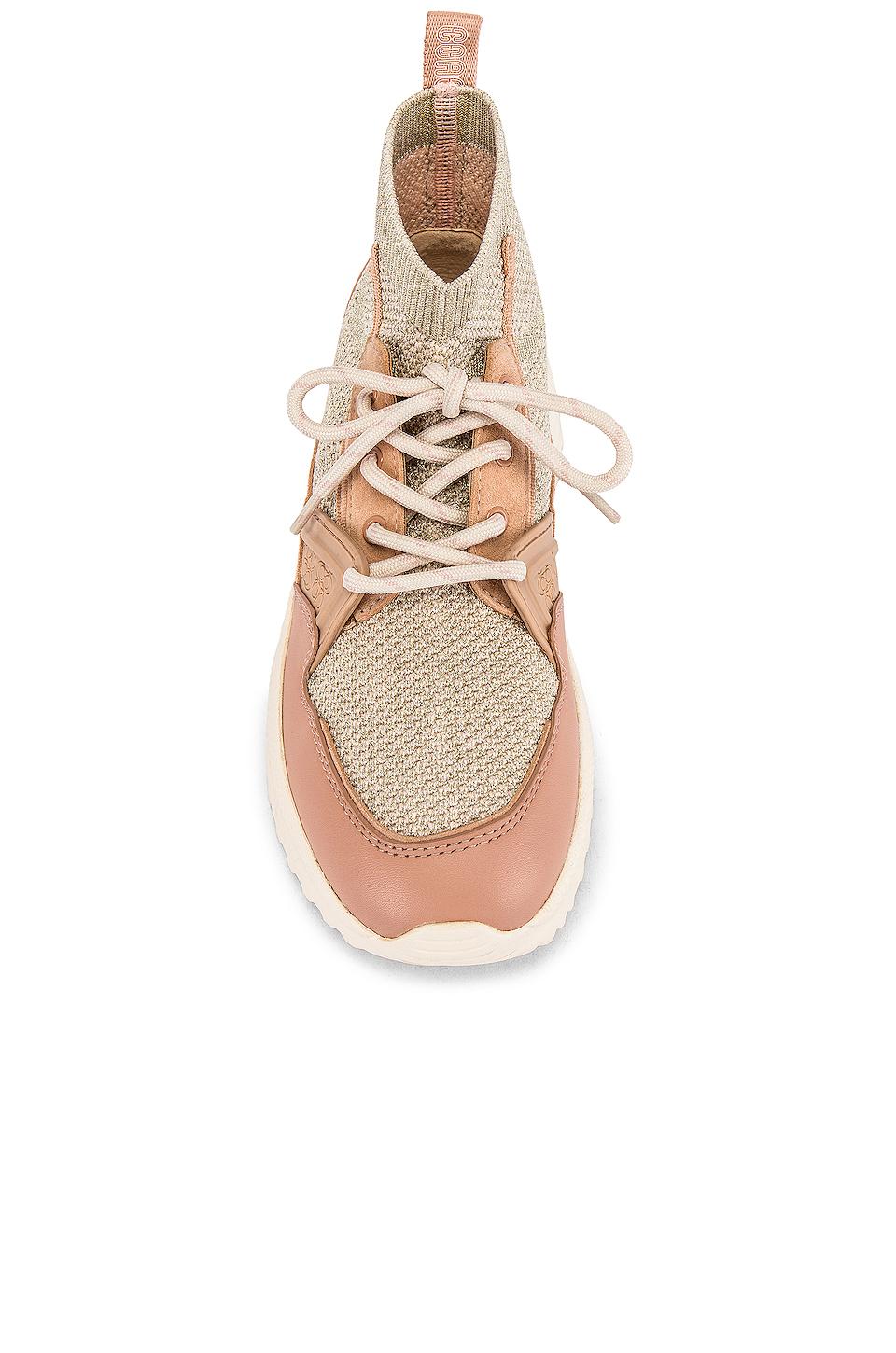 c243 high top runner