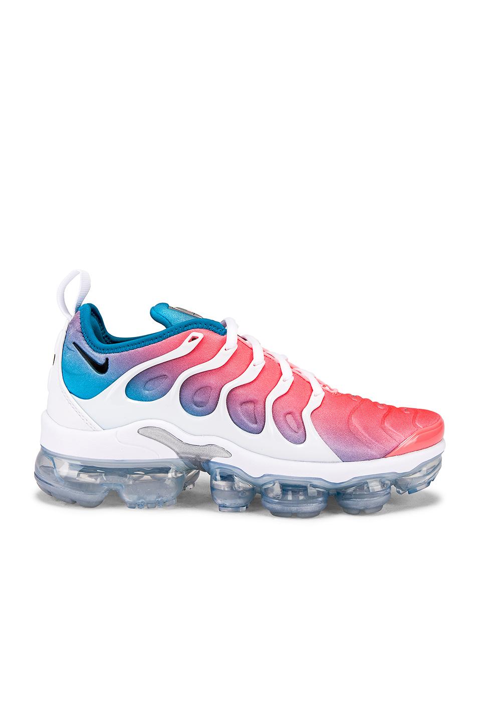 vapormax plus sneakers