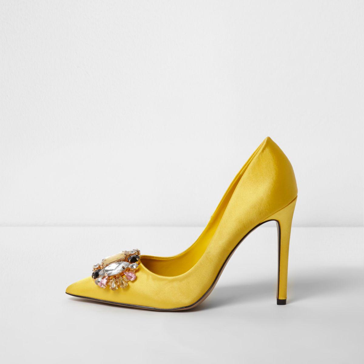 Introducir 100+ imagen yellow satin shoes