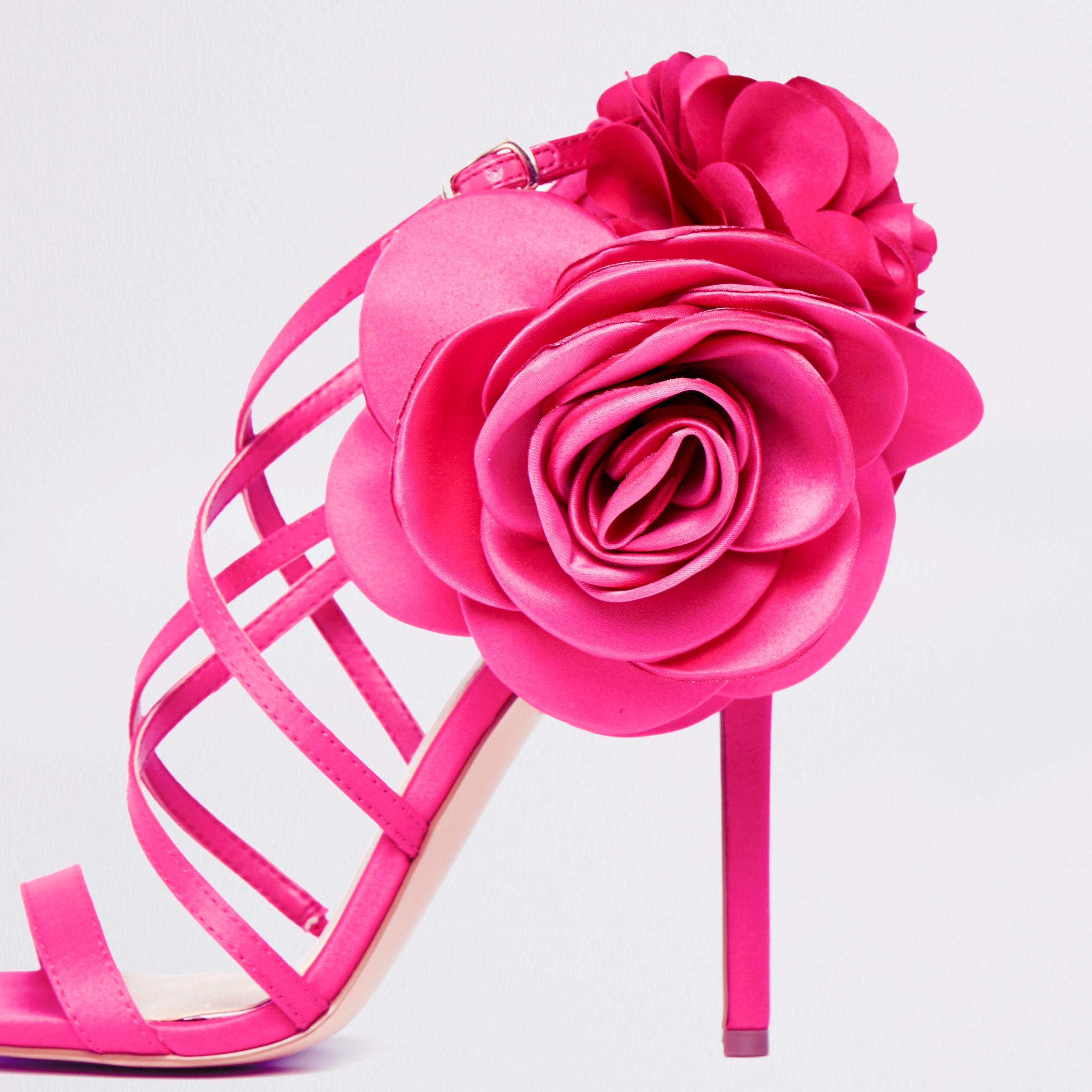 High heel shoe centerpiece, floral arrangements, diy centerpiece ideas  Wedding, Bridal Shower | Diy floral shoes, Flower shoes, Shoe art designs