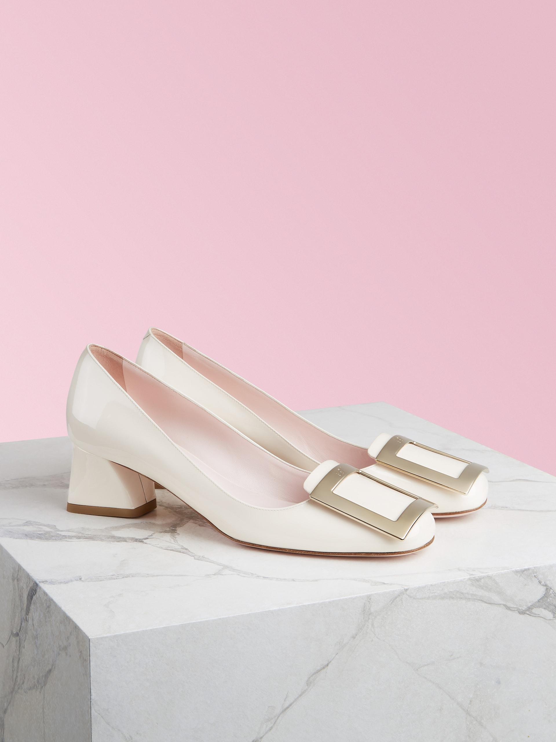 très vivier metal buckle pumps