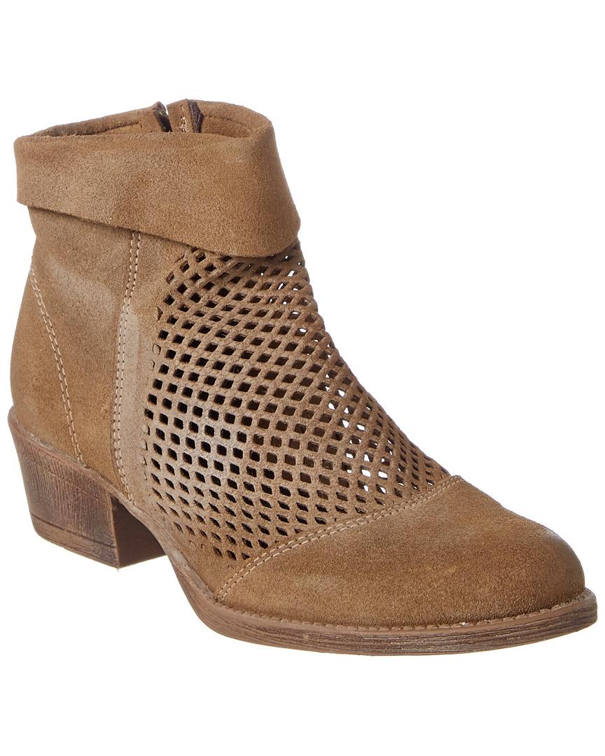 roan by bed stu boots