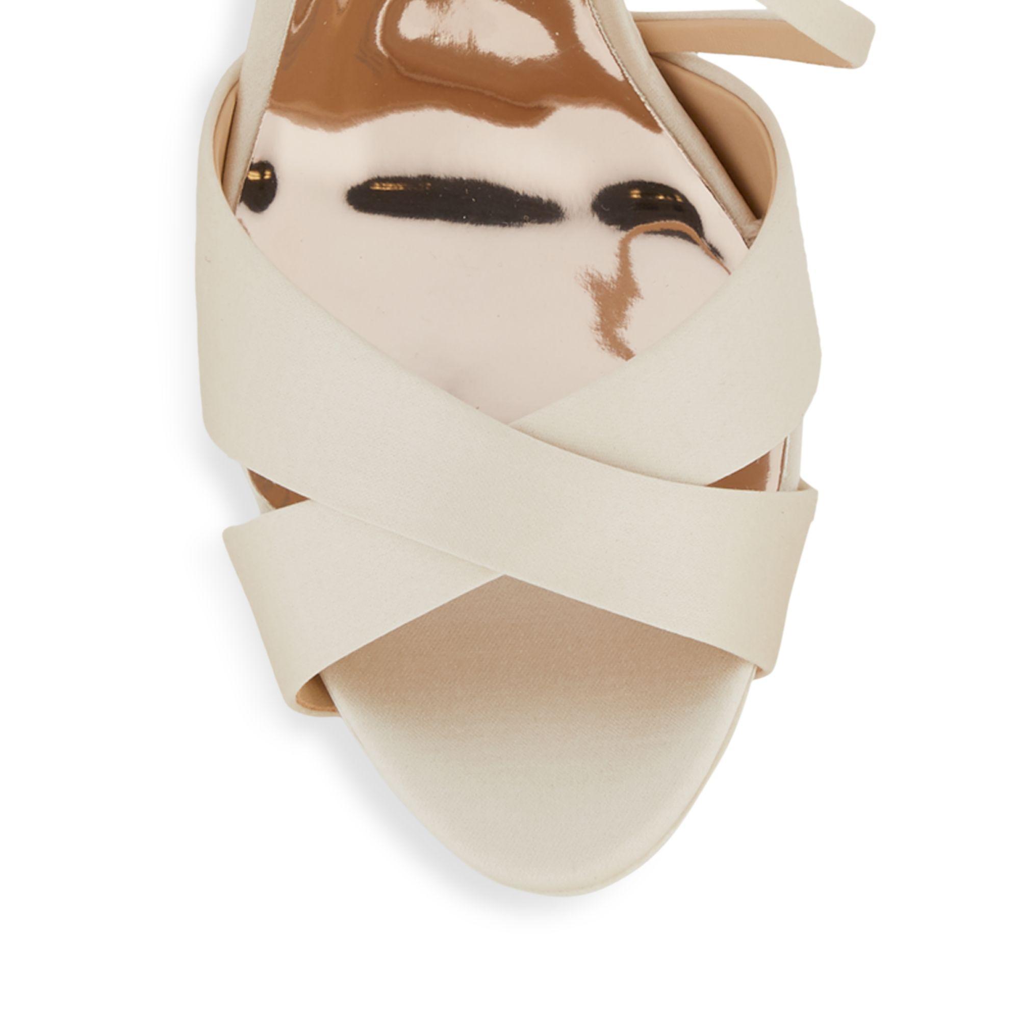 badgley mischka fame pump