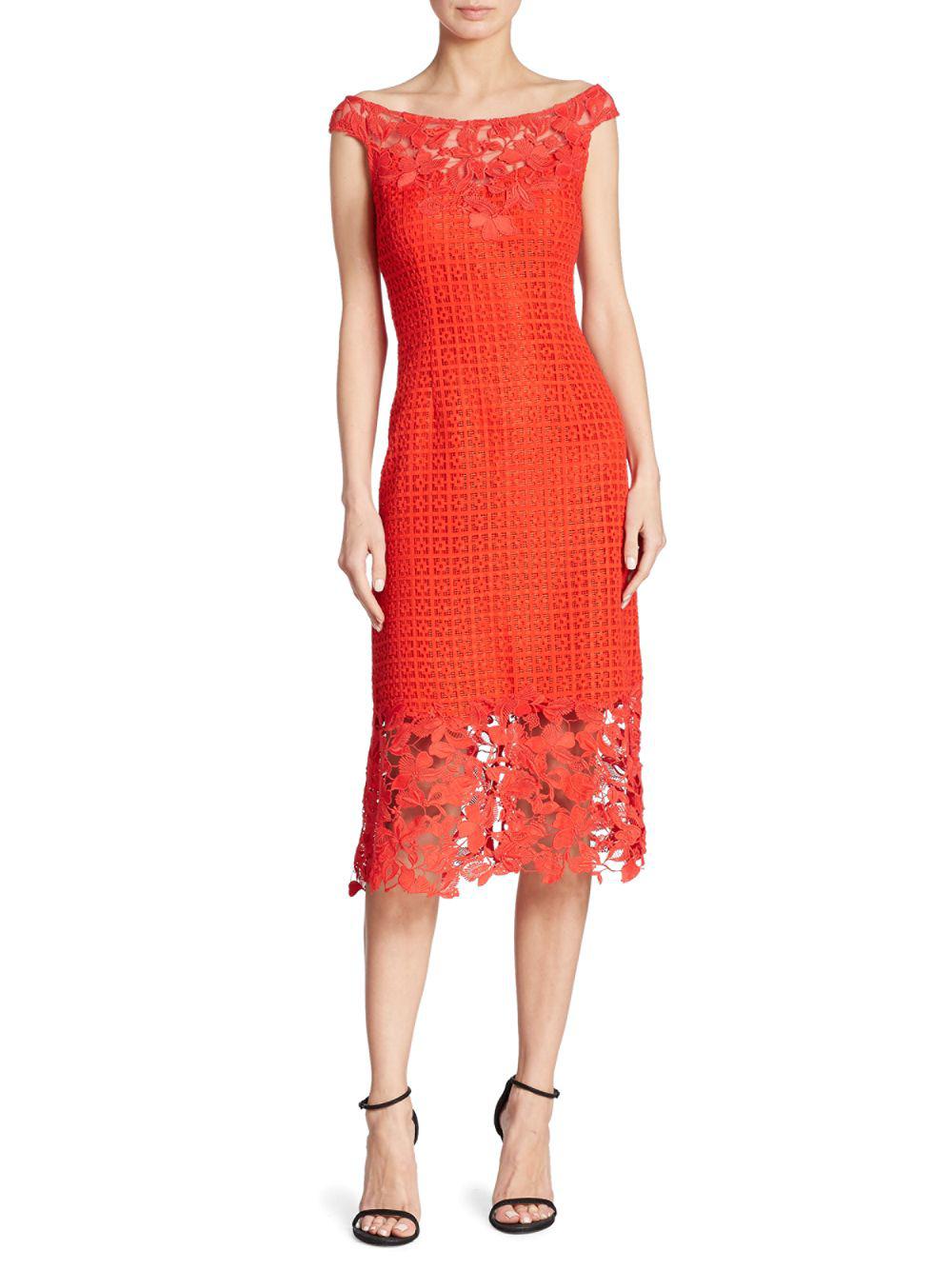 Kay Unger Boat Neck Floral Lace Sheath Dress in Red - Lyst
