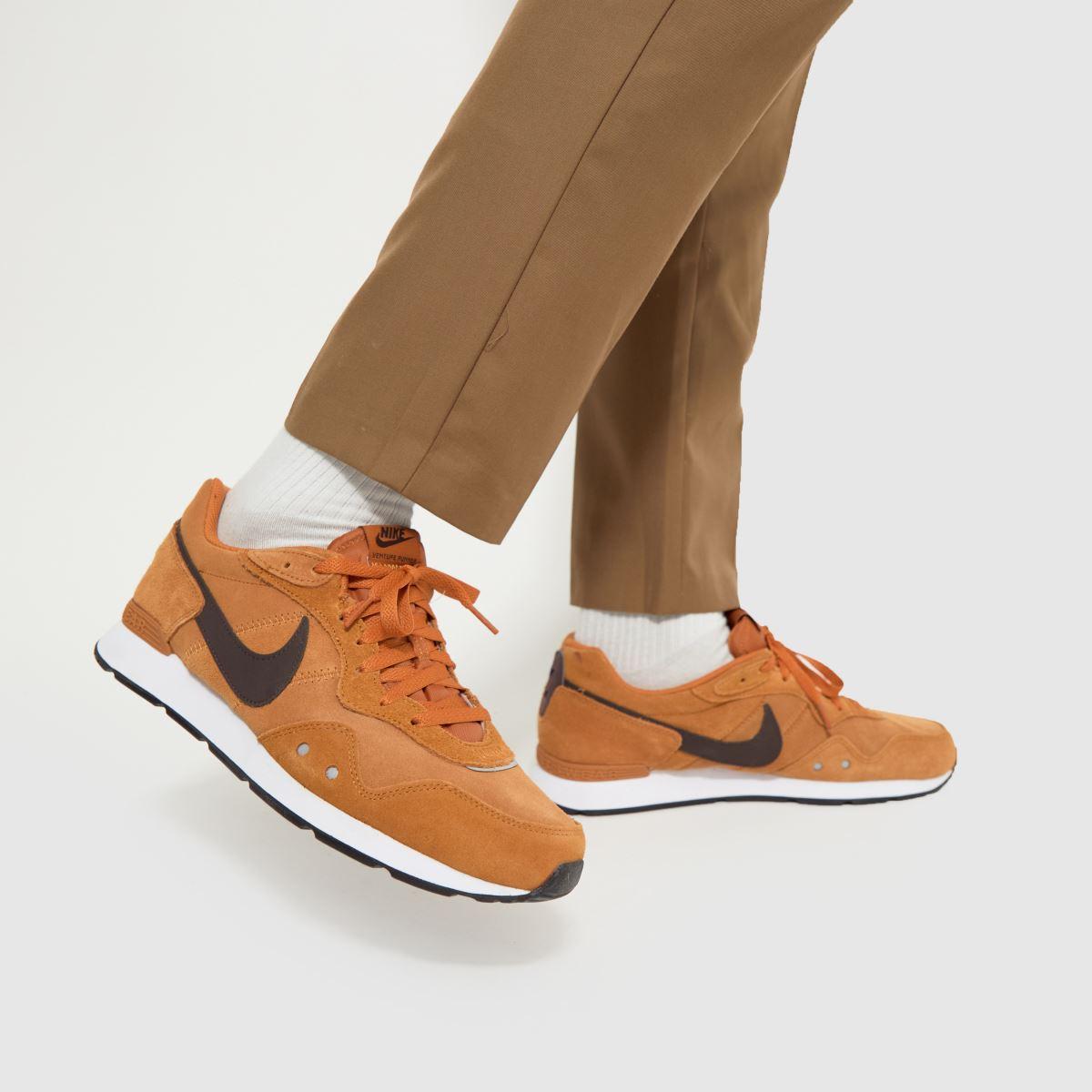 Nike Venture Runner Trainers in Brown 