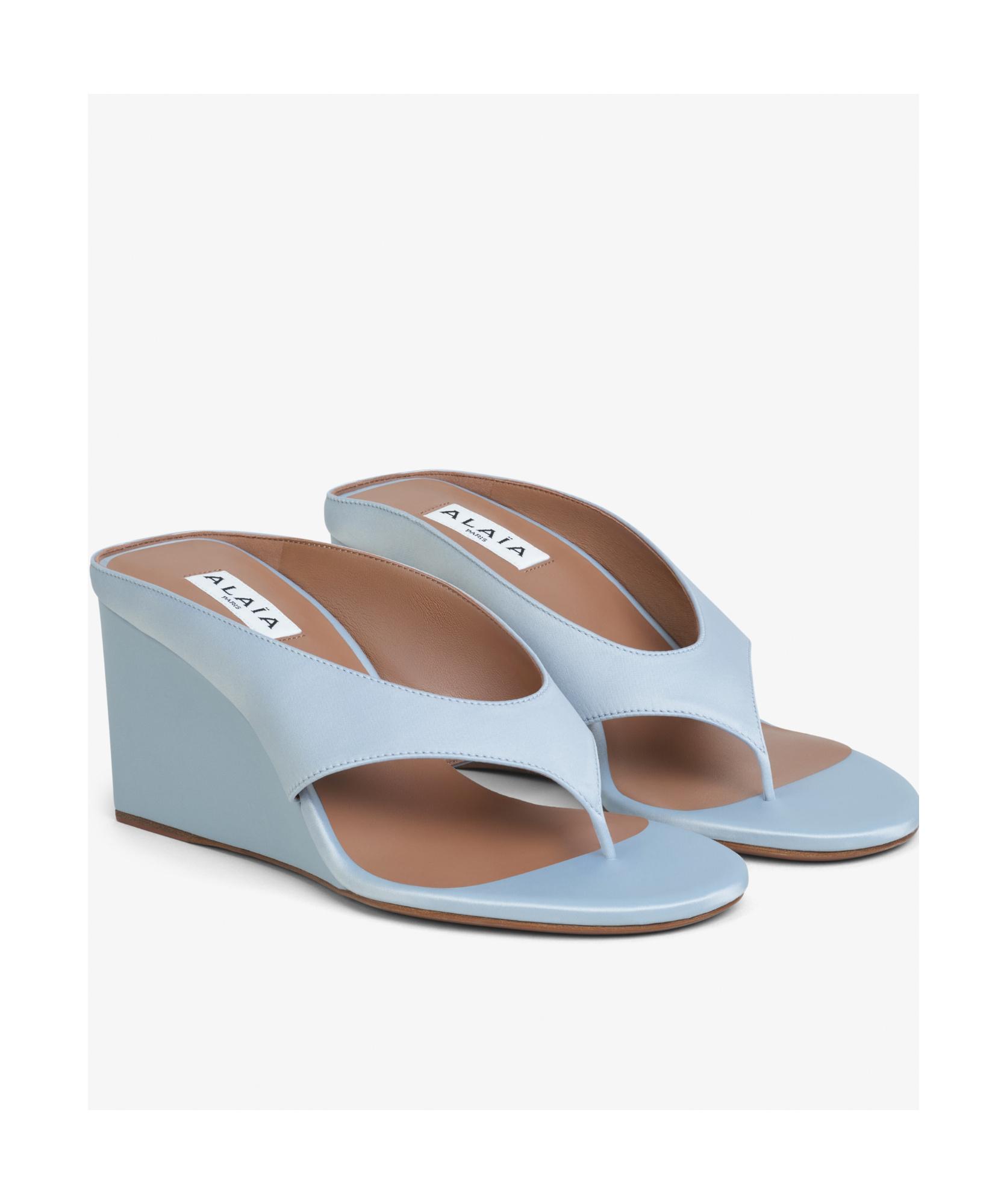 SALE【Alaia】ウェッジトングサンダル ALAÏA Tong 75 suede wedge sandals | NET-A-PORTER