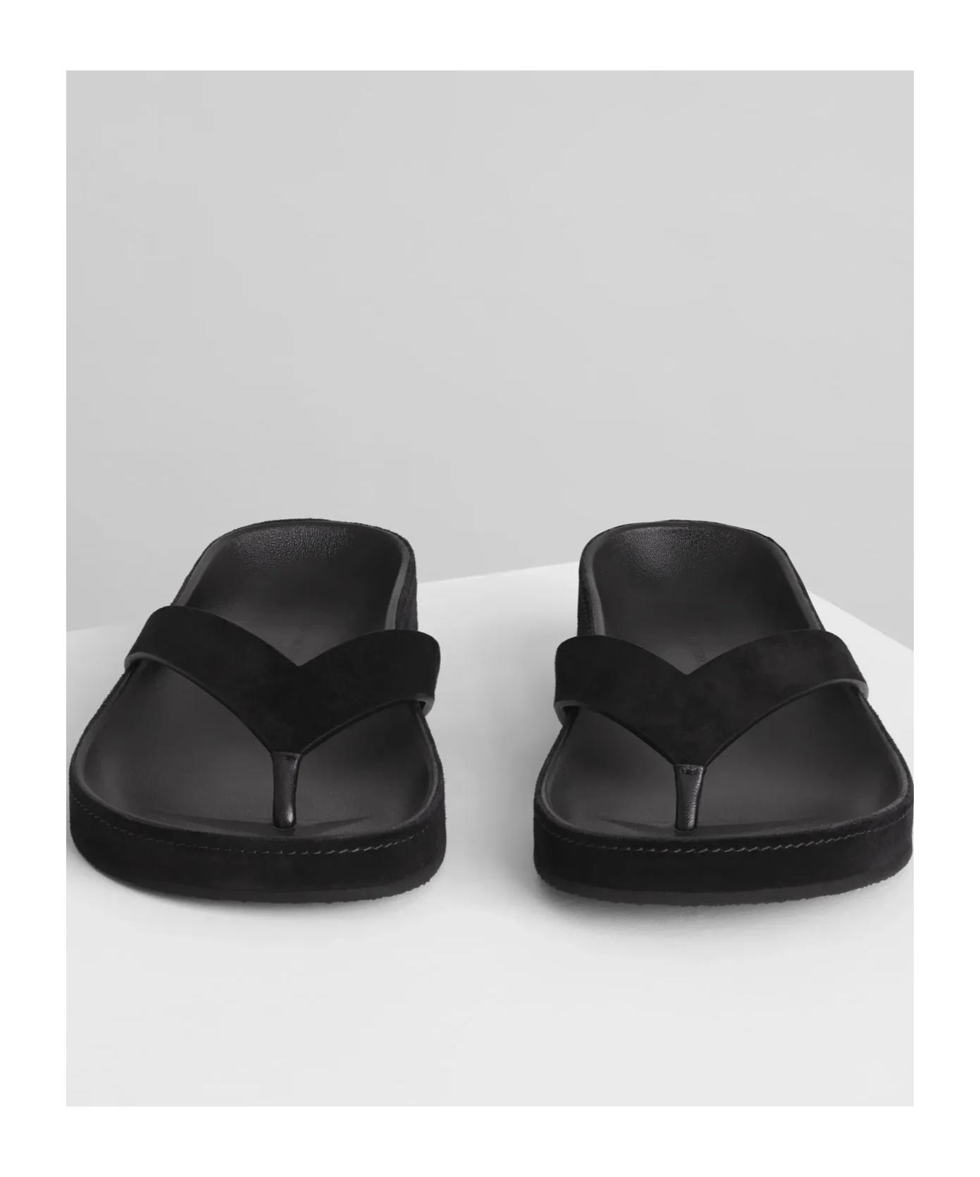 【柔らか素材で履きやすい】PHOEBE PHILO クラブスリッパ レザー Phoebe Philo Round Flip Flop in Black | Lyst