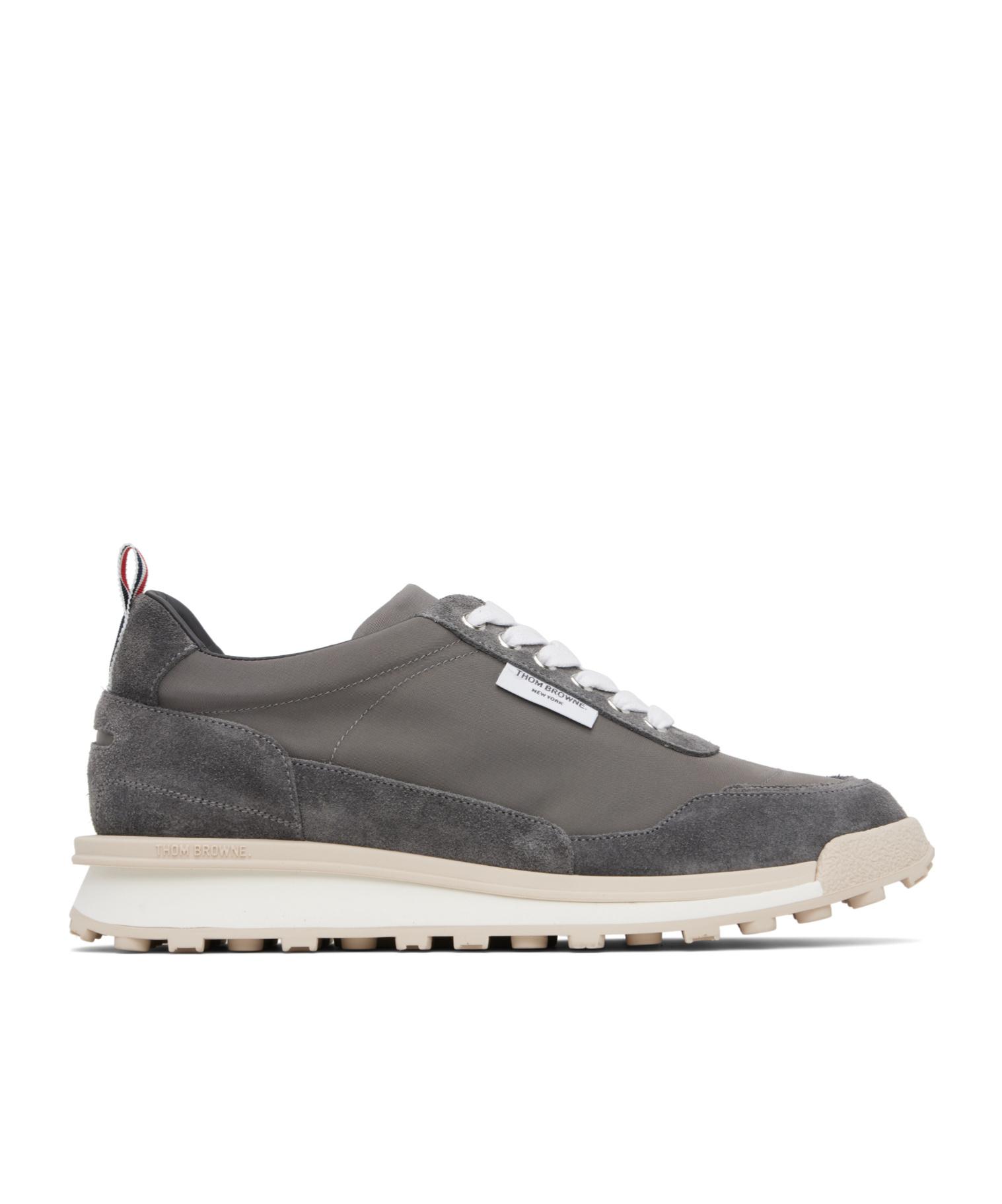 【関税込み】Thom Browne カーキ Alumni スニーカー Thom Browne Alumni Suede Sneakers | Black | FARFETCH