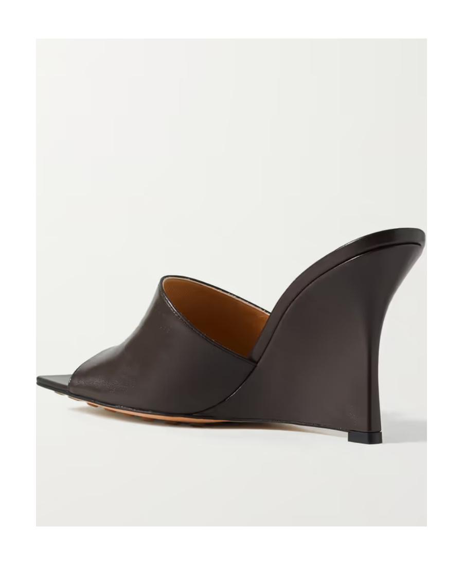 サンダル・ミュール BOTTEGA VENETA SS21 WEDGE SANDALS (658979_VBSD03492) Bottega Veneta Wedge Sandals in Macaroon | FWRD
