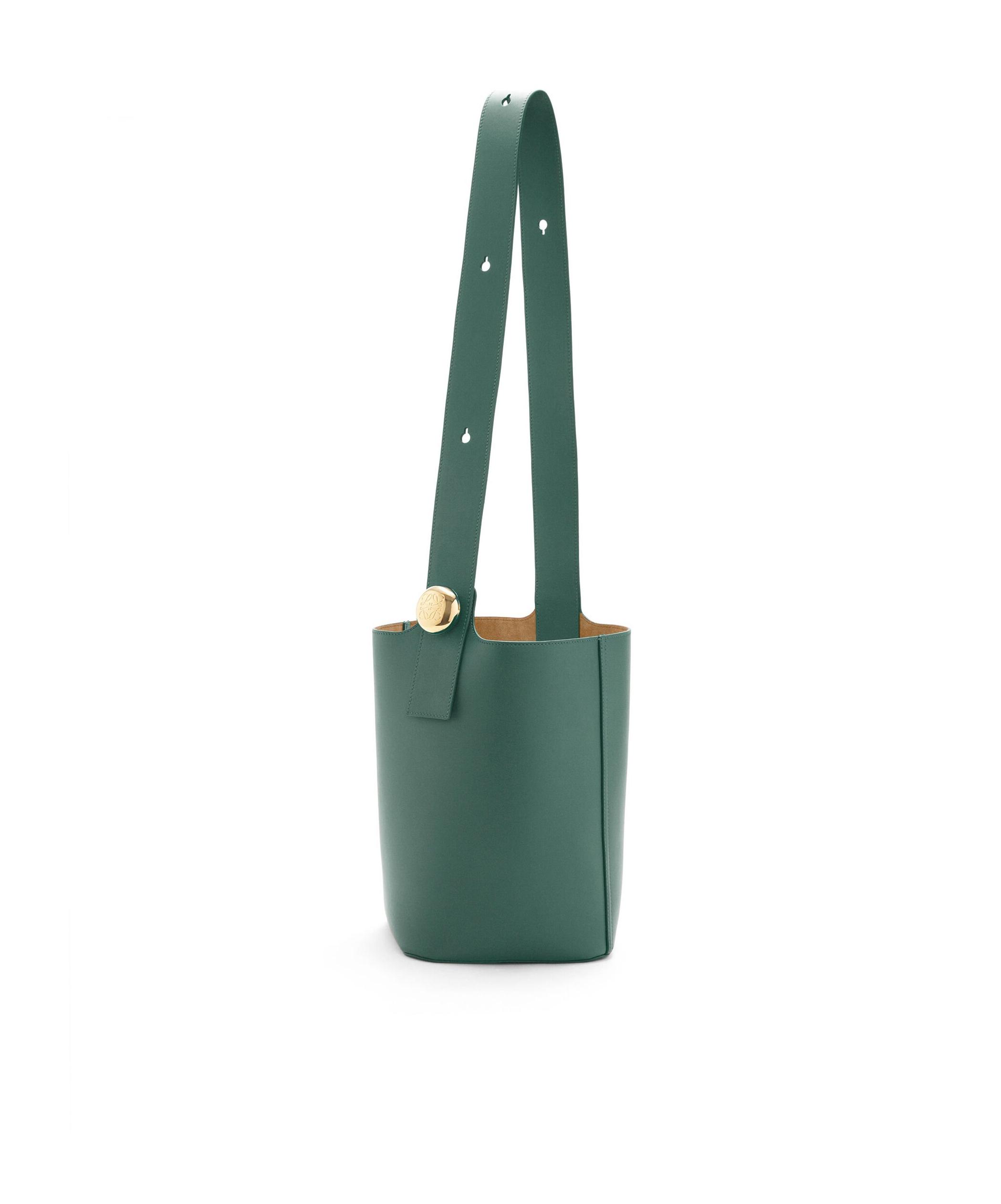 【LOEWE】Pebble Medium Leather Bucket Bag - Green Large Pebble bucket in supple grained calfskin Green - LOEWE