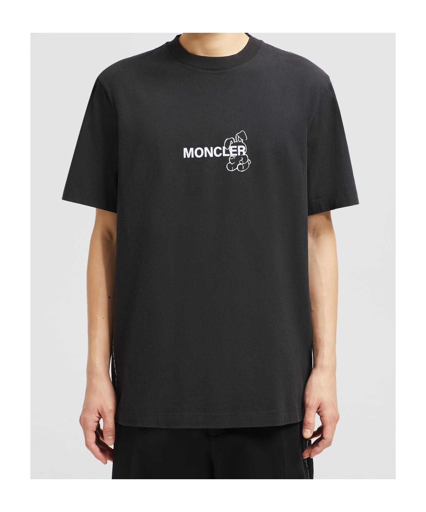 【MONCLER】モンクレール FRGMT Cartoon ロゴ入り Tシャツ Moncler X Frgmt Cartoon Logo Cotton T-Shirt in Black for Men