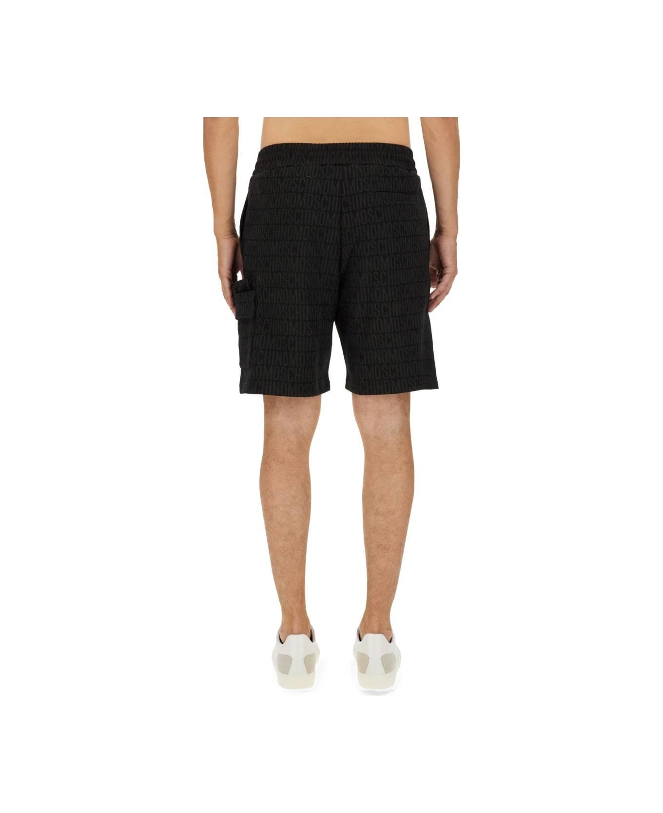 ショートパンツ Moschino SHORTS (A03230525 1555) Moschino logo-print Track Shorts | Yellow | FARFETCH