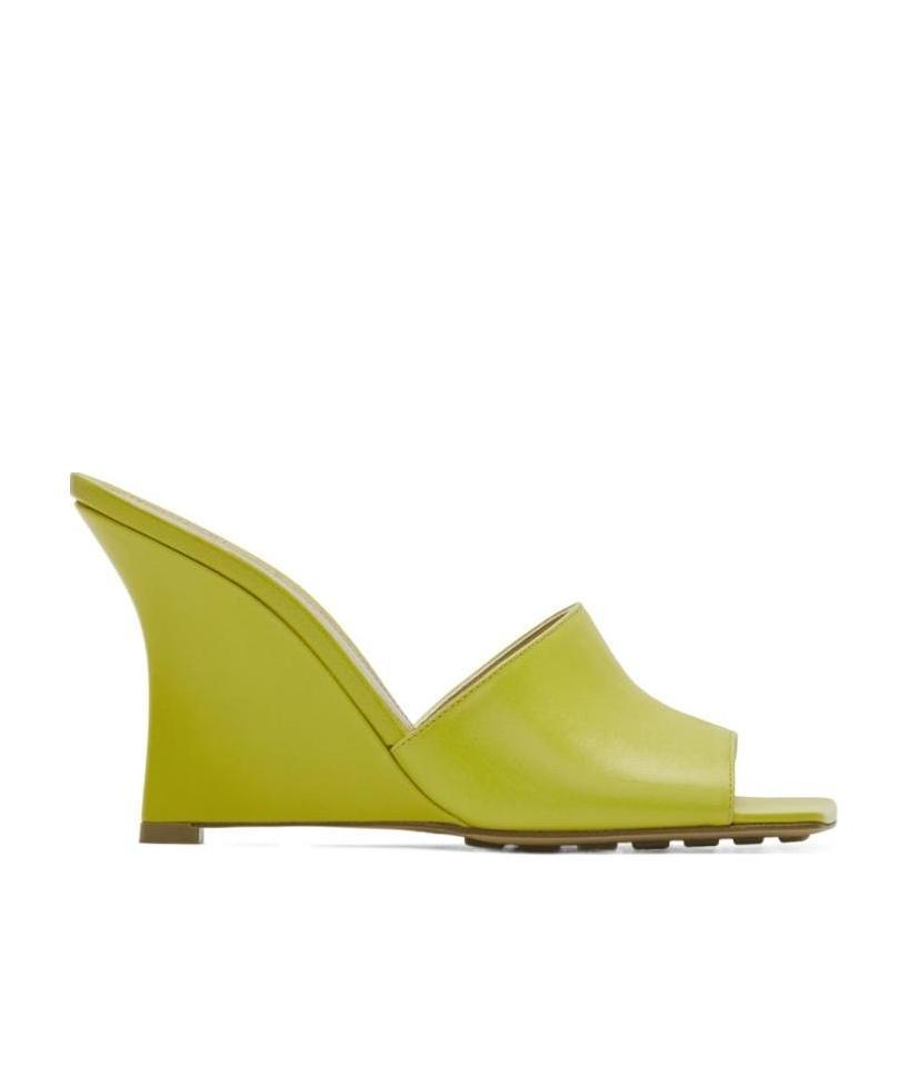 サンダル・ミュール Bottega Veneta Mary Jane Espedrille Wedge Bottega Veneta Mary Jane Wedges in Cherry | FWRD