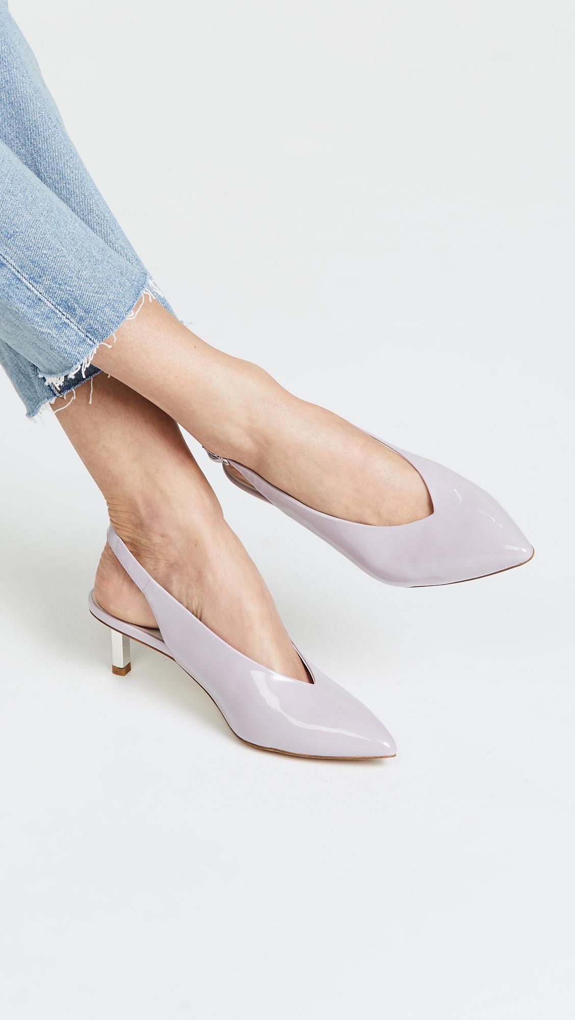 Слингбэки фото. Бежевые туфли на низком каблуке. Босоножки каприз белые женские. Лодочки с открытой пяткой на низком каблуке. Лодочки на низком каблуке с открытой пяткой.