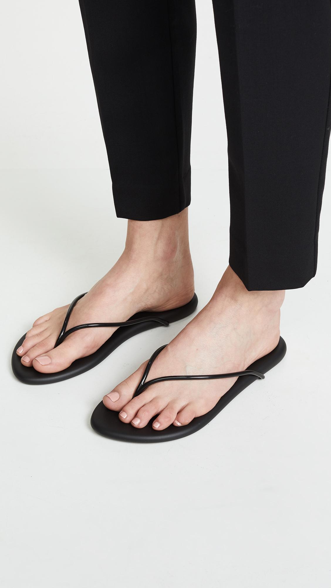 Oh jee schuld Product Ipanema Philippe Starck Thing M Ii Flip Flops in Black | Lyst