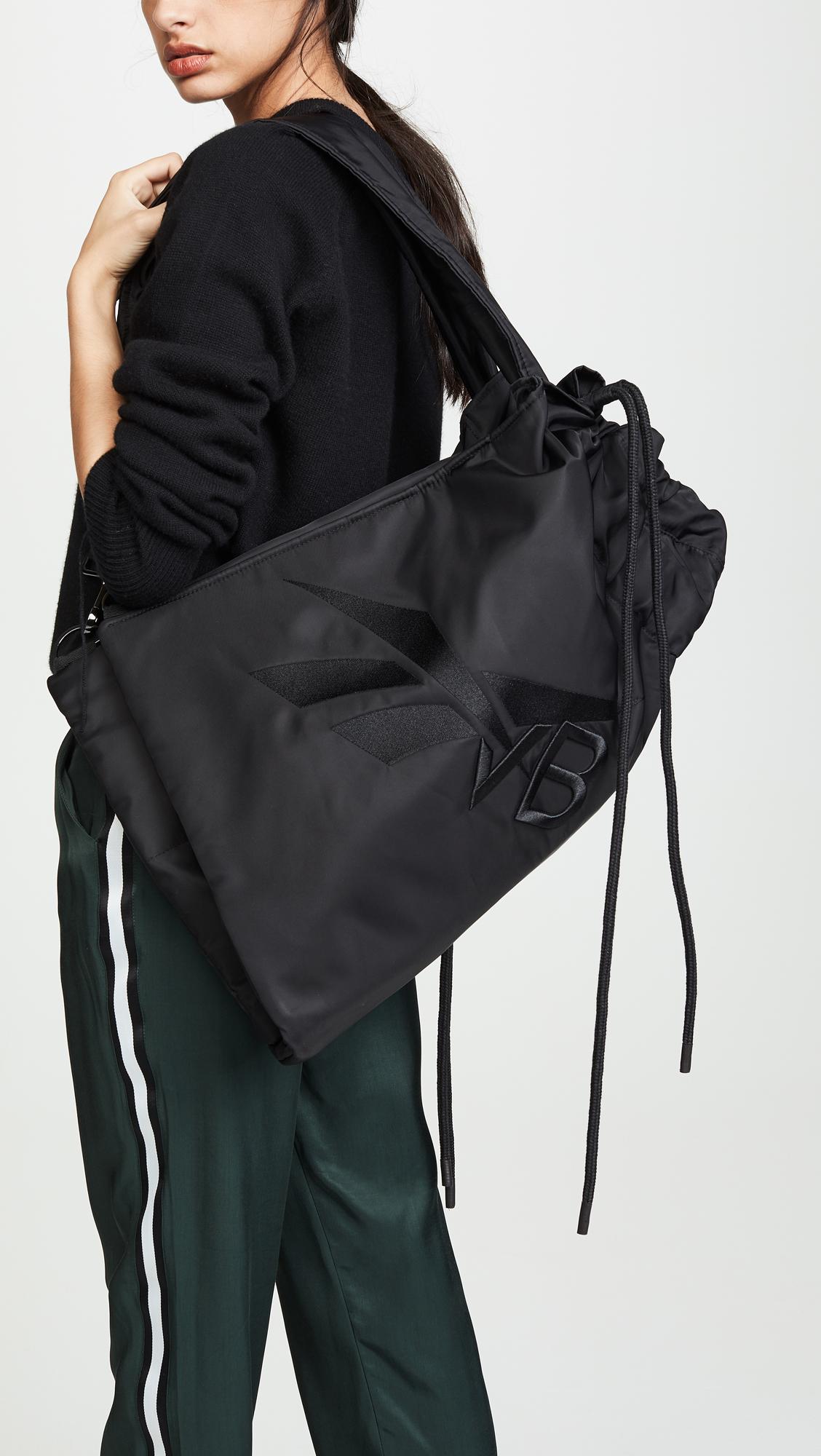 varkensvlees gelijkheid vertel het me Reebok X Victoria Beckham Reebok Victoria Beckham Gym Bag in Black | Lyst