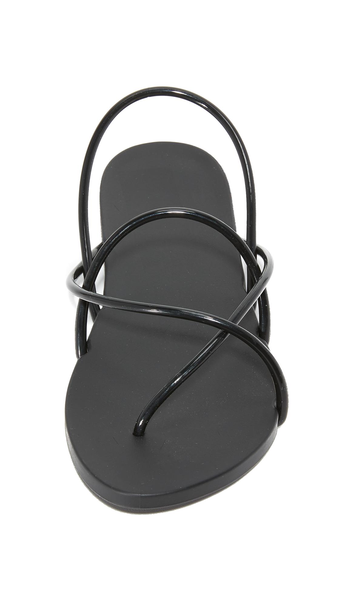 gesloten bal beginsel Ipanema Philippe Starck Thing G Sandals in Black | Lyst