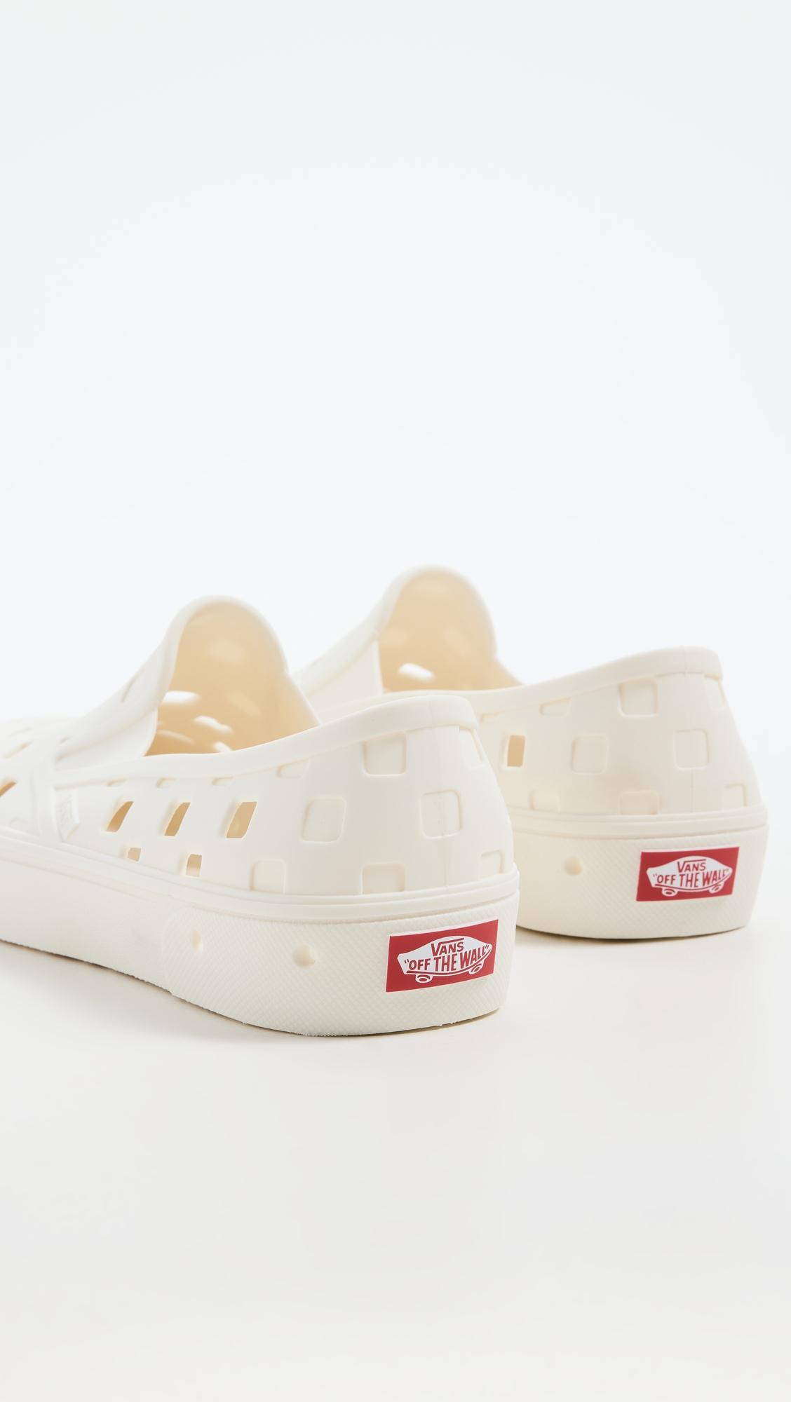 vans trek slip on white