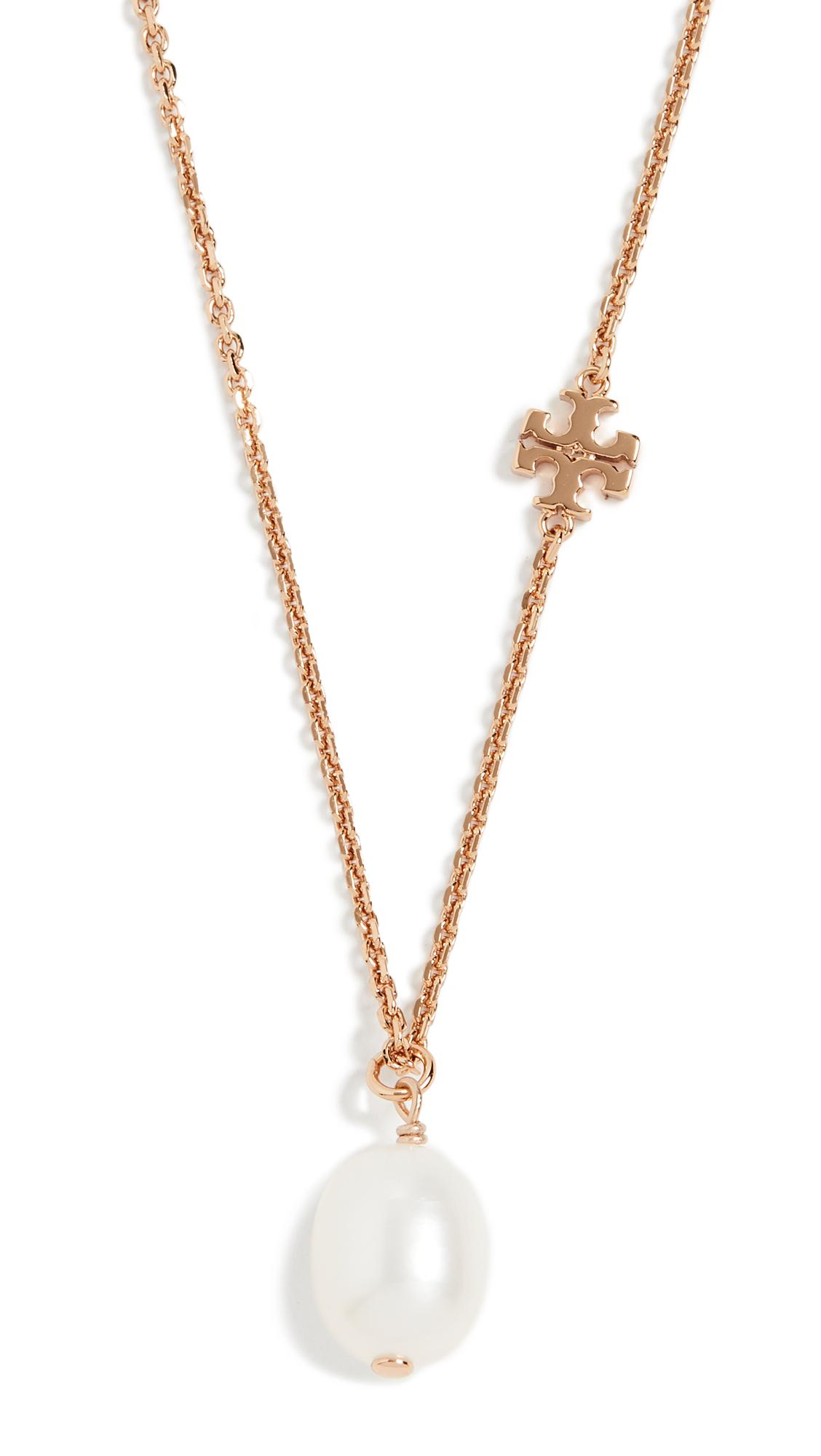 Tory Burch Logo Pearl Short Necklace in Metallic | Lyst