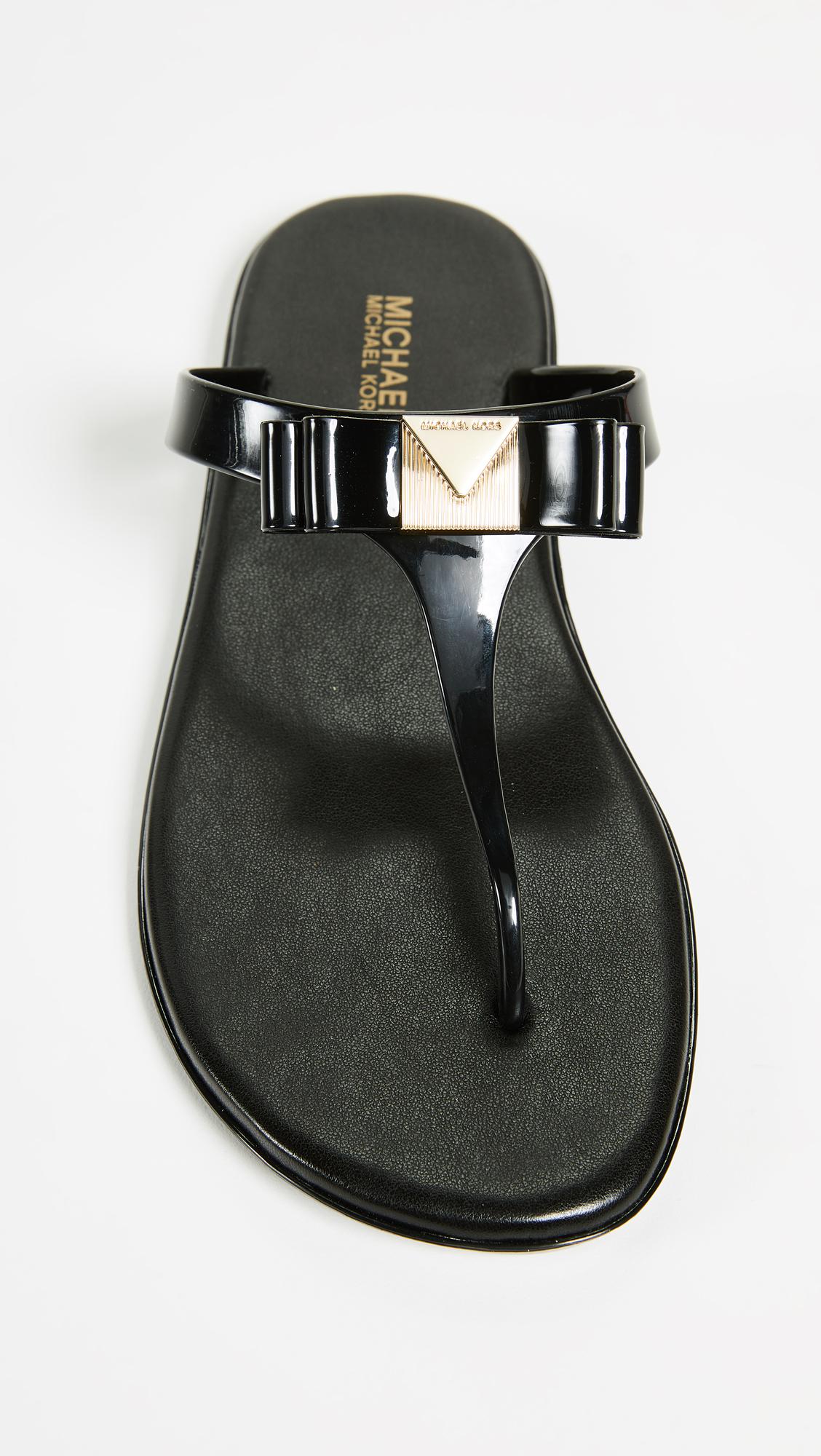 Total 72+ imagen michael kors black jelly thong sandals Abzlocal.mx