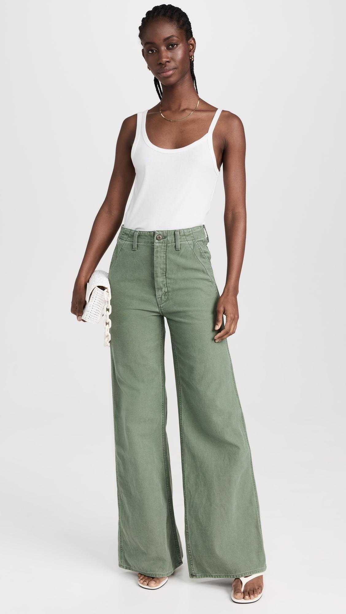 デニム・ジーパン Mother The Major Sneak Fray Jeans In Green Cotton MOTHER Major Sneak Fray in Roger That | FWRD