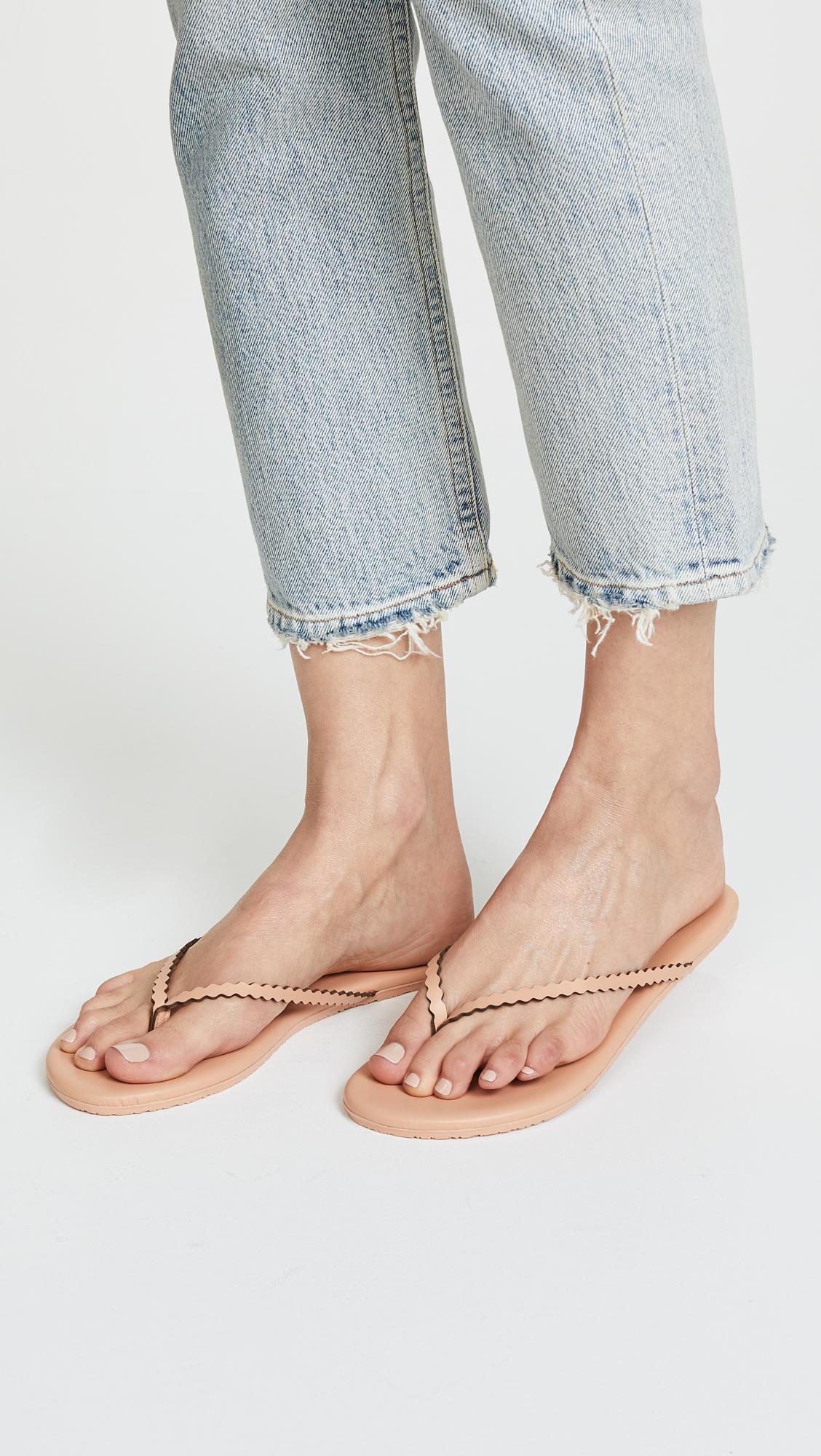 tkees scalloped flip flops