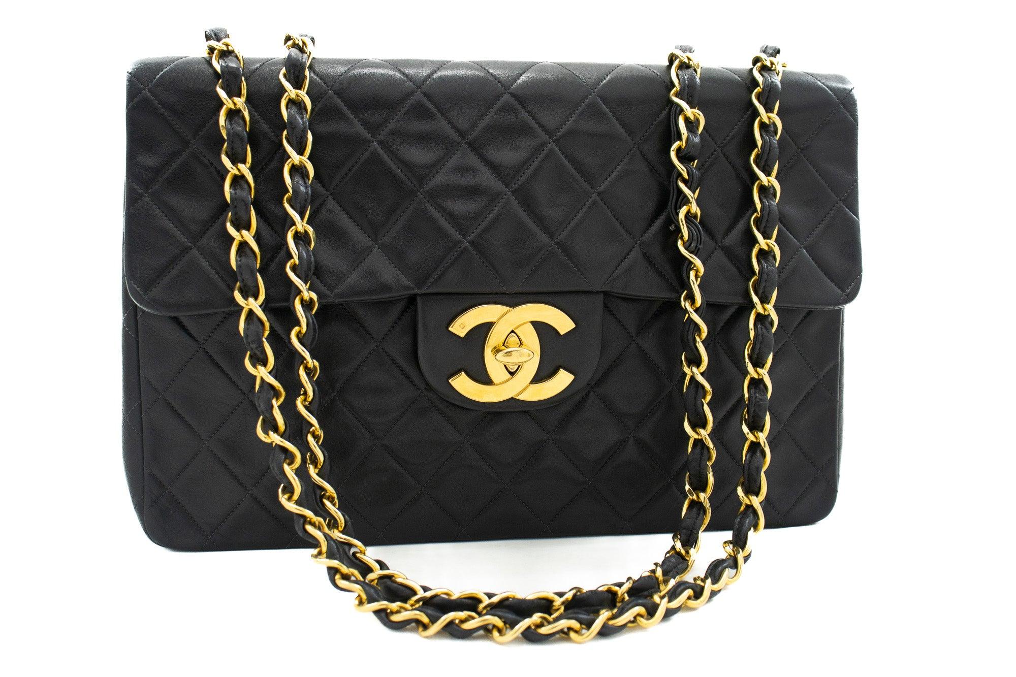 Chanel Timeless/classique Leather Shoulder Bag (pre-owned) in Black