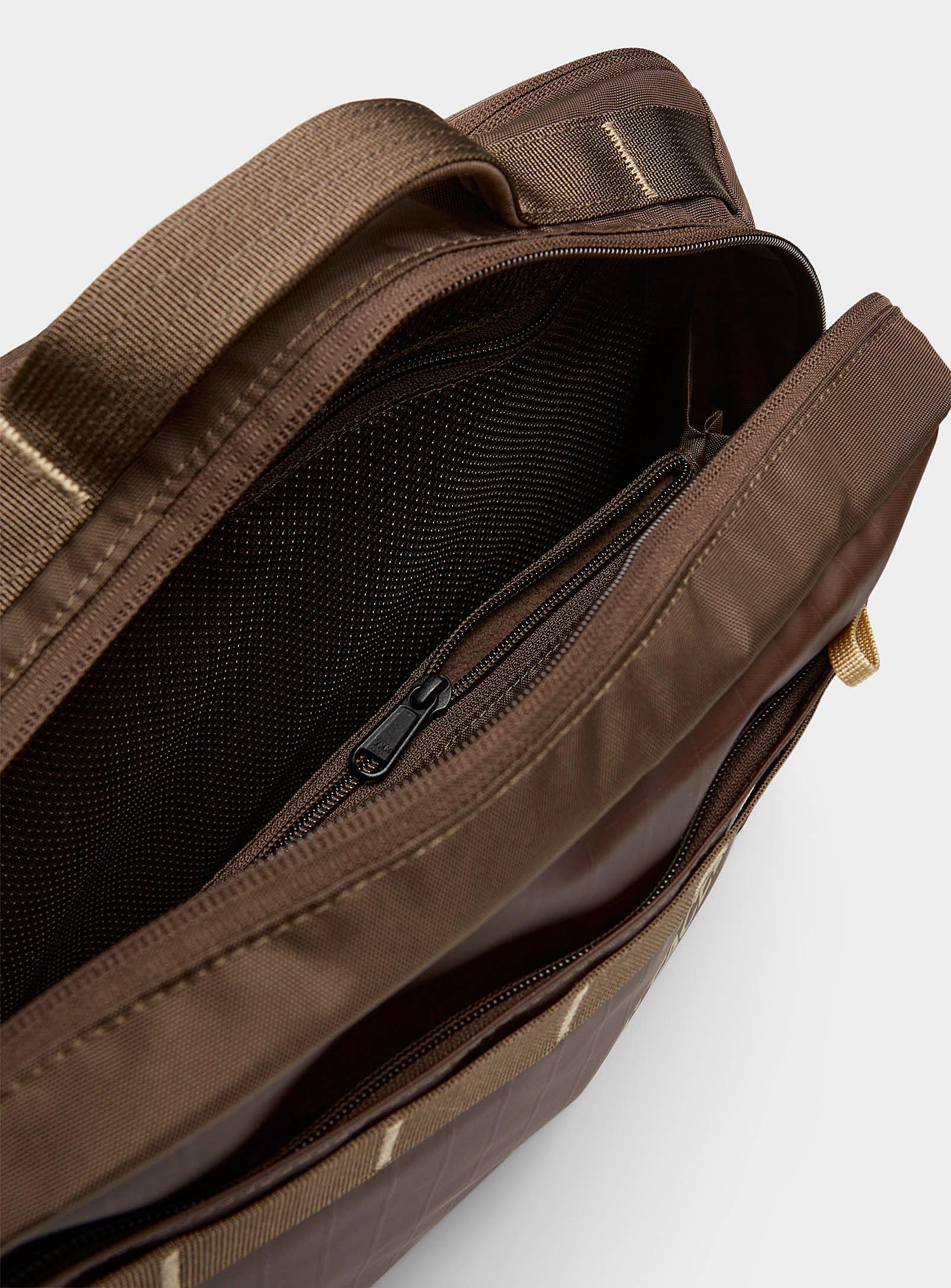 【The North Face】ブラウン Base Camp Voyager スリングバッグ Amazon.com: The North Face Base Camp Voyager Sling, Almond