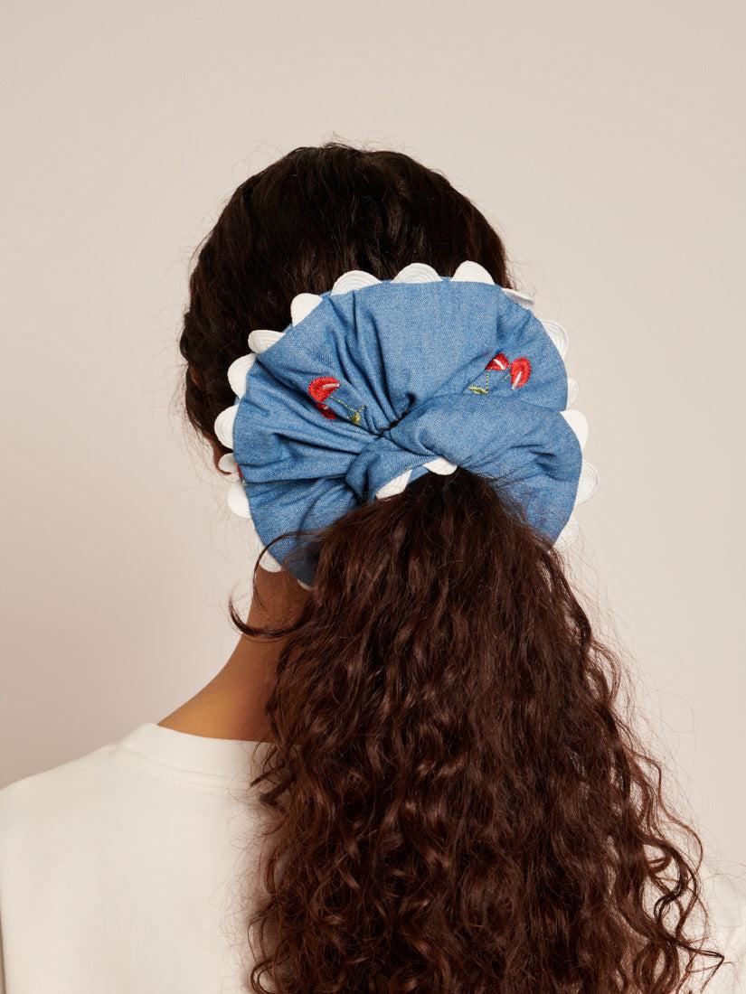 【英国発Sister Jane】Invitation embellished bow hair clip Sister Jane diamante embellished bow hairclip in black | ASOS