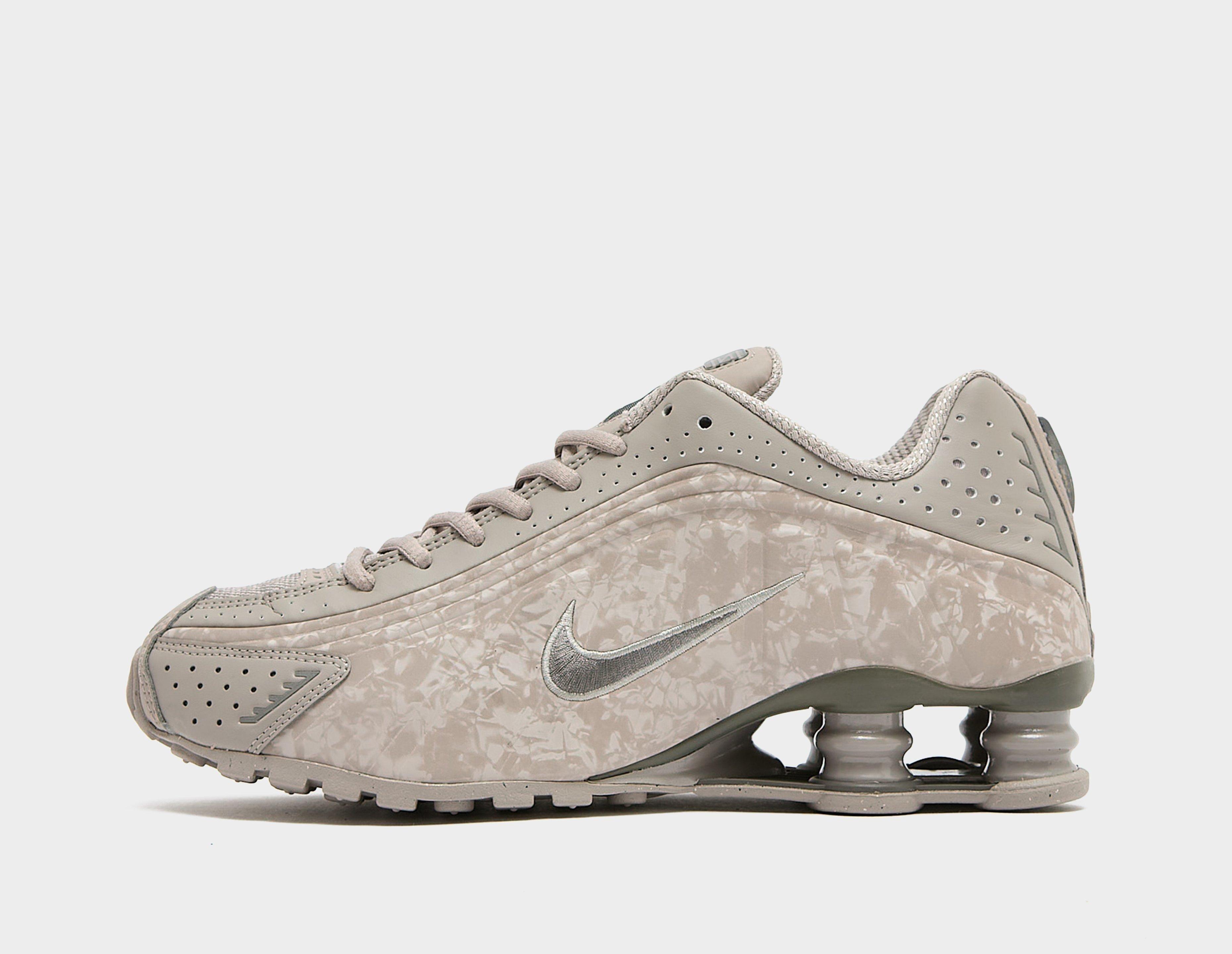 lady foot locker nike shox