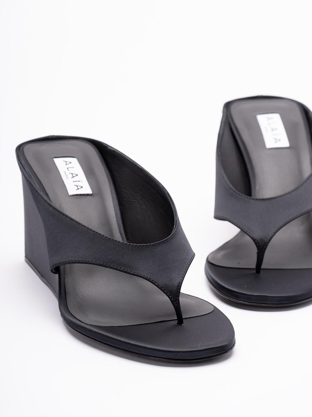 【ALAIA直営店】MULES TONG COMPENSeES EN SATIN 17978310tn_999_f.jpg?impolicy=