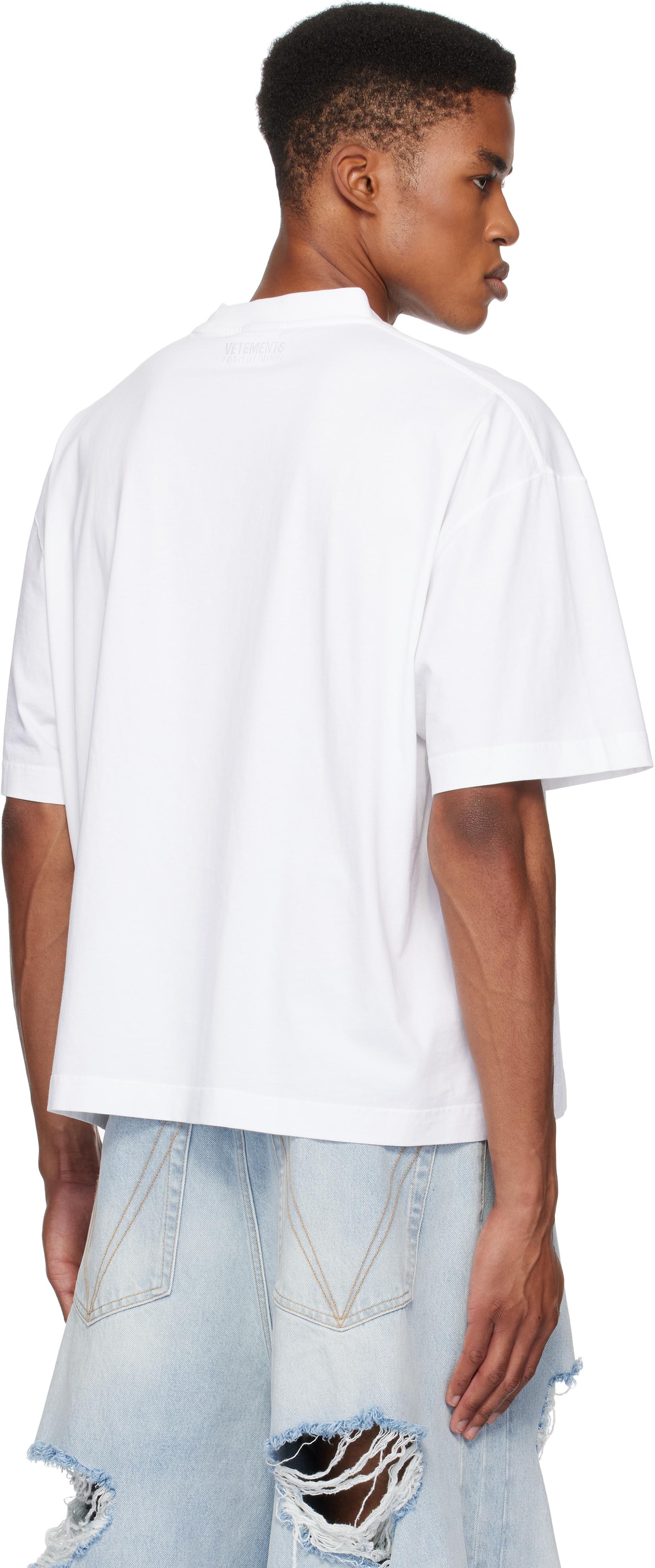 【VETEMENTS】U Might Know Me クロップド ボクシー Tシャツ VETEMENTS U Might Know Me Cropped Boxy T-Shirt in White