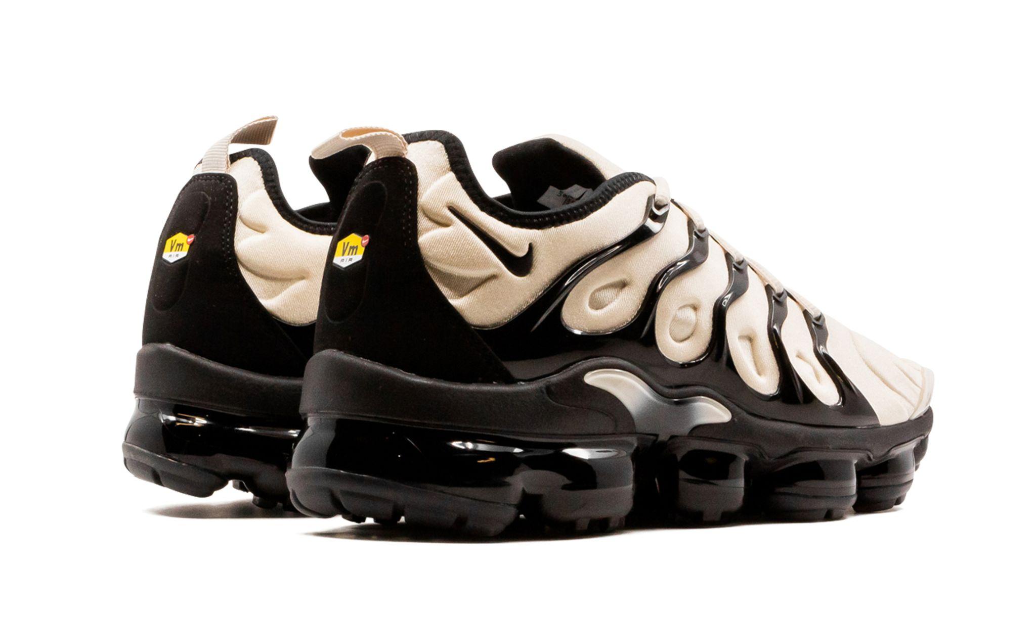 Nike air vapormax plus black outlet white