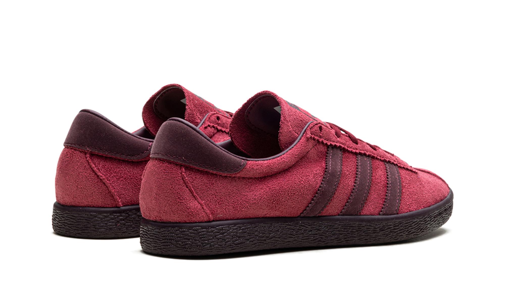 adidas tobacco gruen collegiate burgundy Ready stock / maroon / cloud white Article : GW8204 < search google Size 43 1/3 / 9uk / 27.5cm SOLD Idr : SOLD Condition : 100% cutting scraps adidas Tobacco Gruen "Collegiate Burgundy"