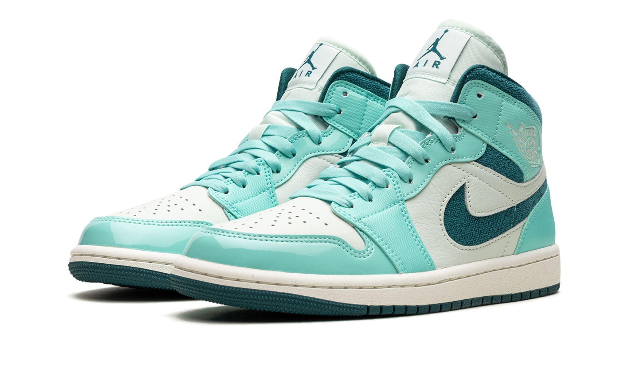 Turquoise nike hotsell shoes womens