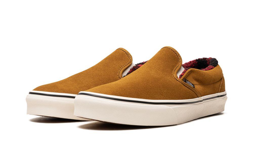 Black and gold slip on vans online