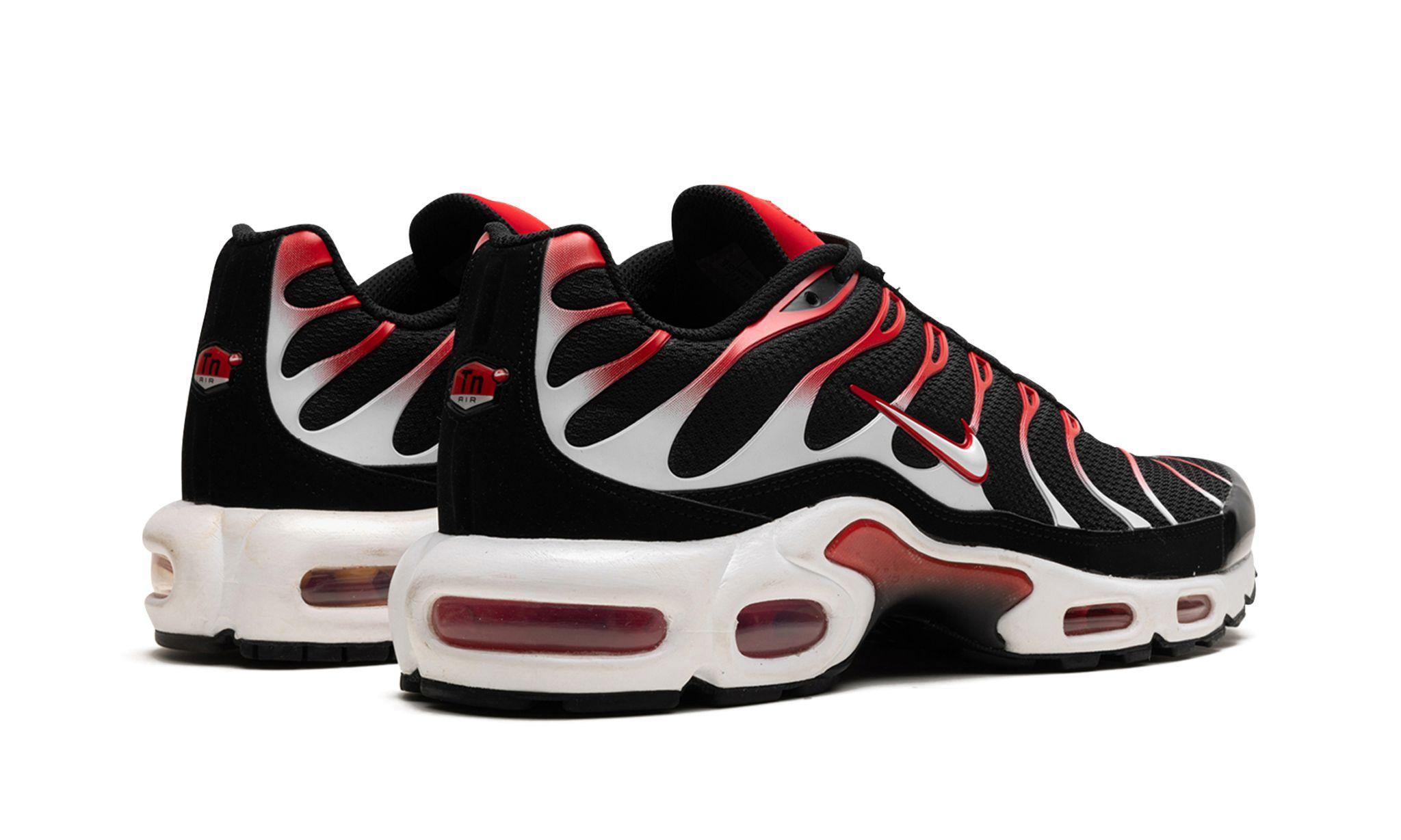Nike black best sale white red shoes