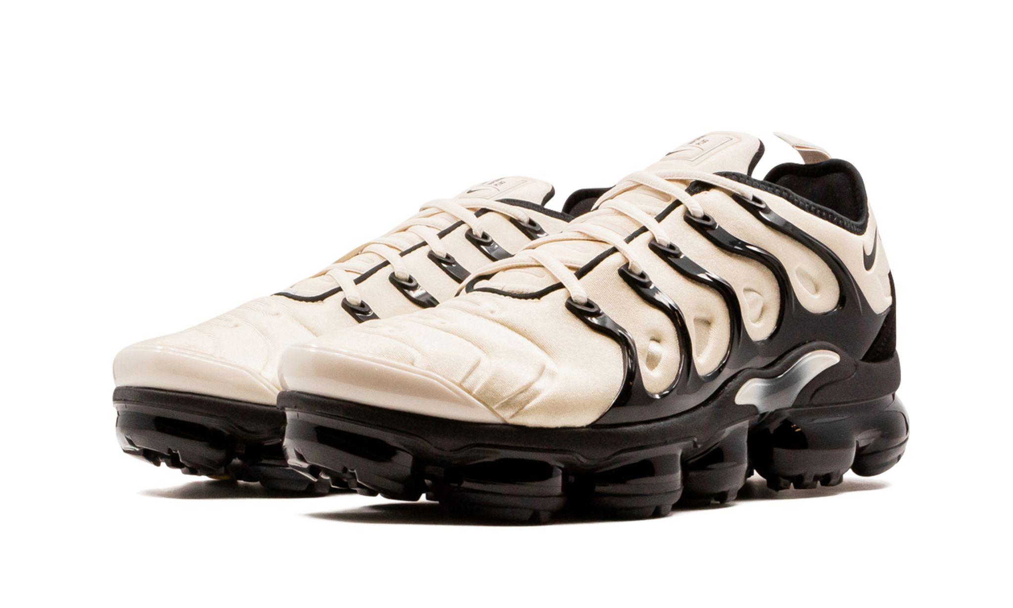 Nike air vapormax plus black white sale