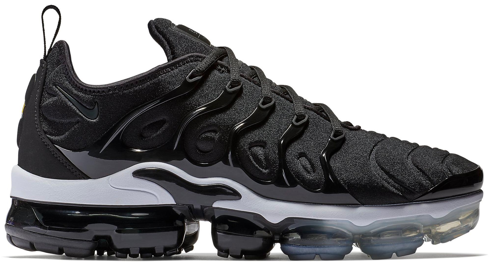 vapormax plus black and white