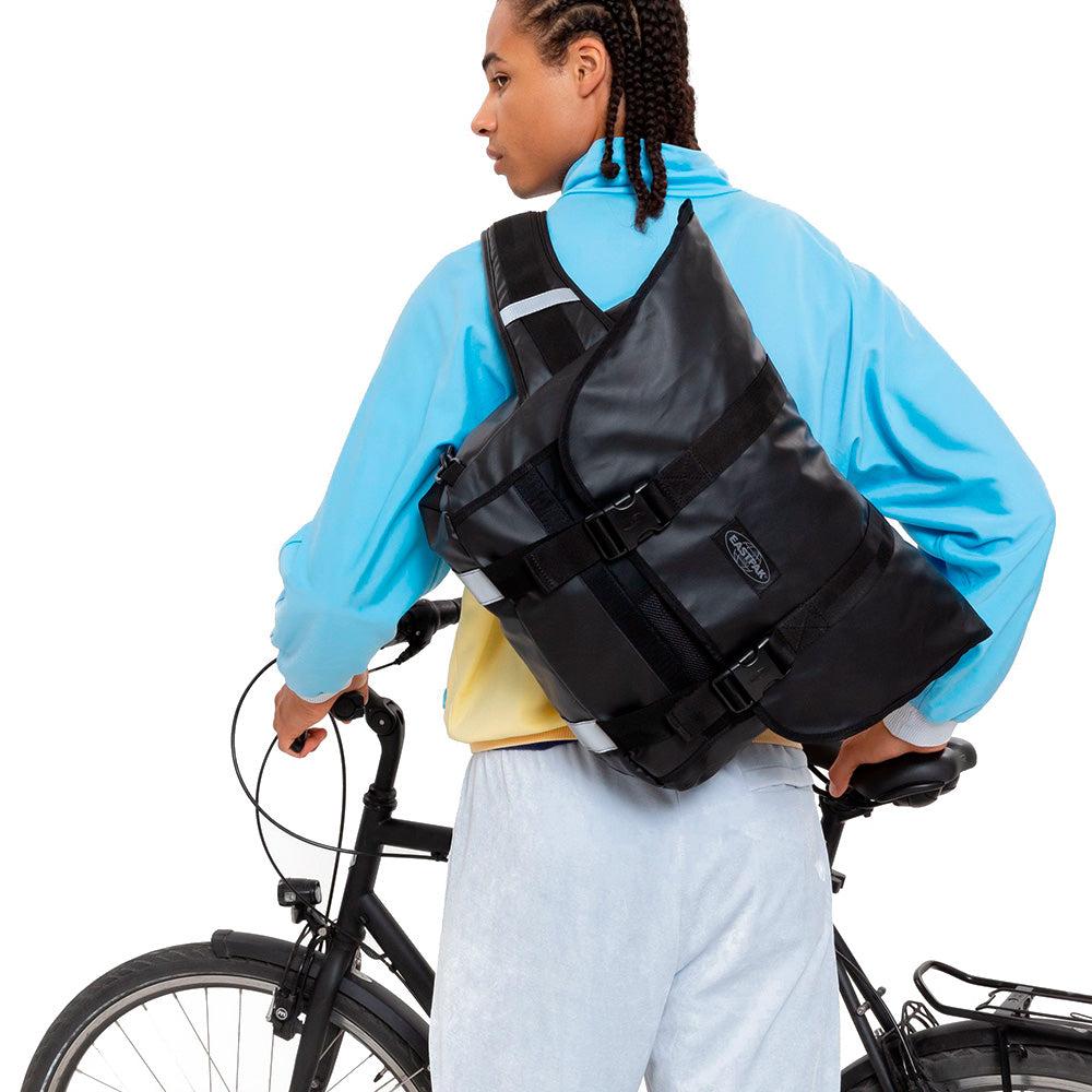 krullen Geweldig paars Eastpak Messer Bike Messenger Bag 'tarp Black' | Lyst