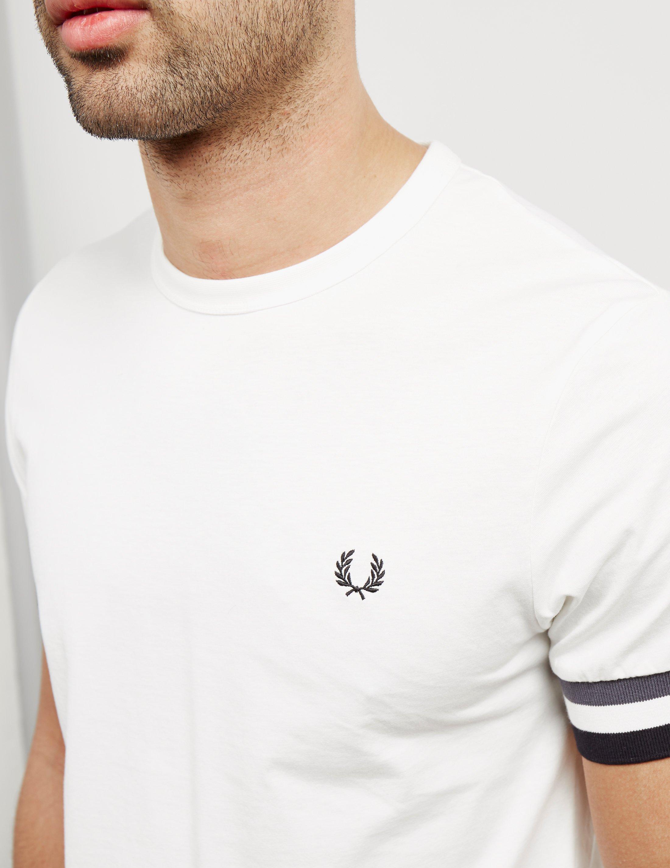 camiseta negra con estampado