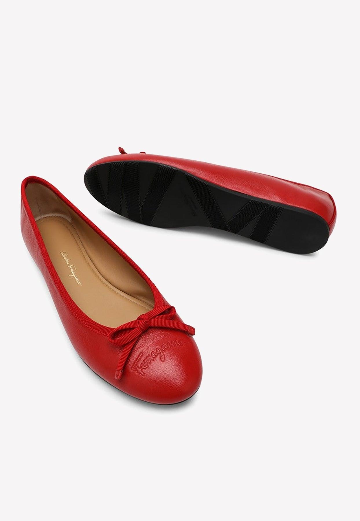 Nebu Anfibio magia Ferragamo Leather Ballet Flats With Bow in Red | Lyst