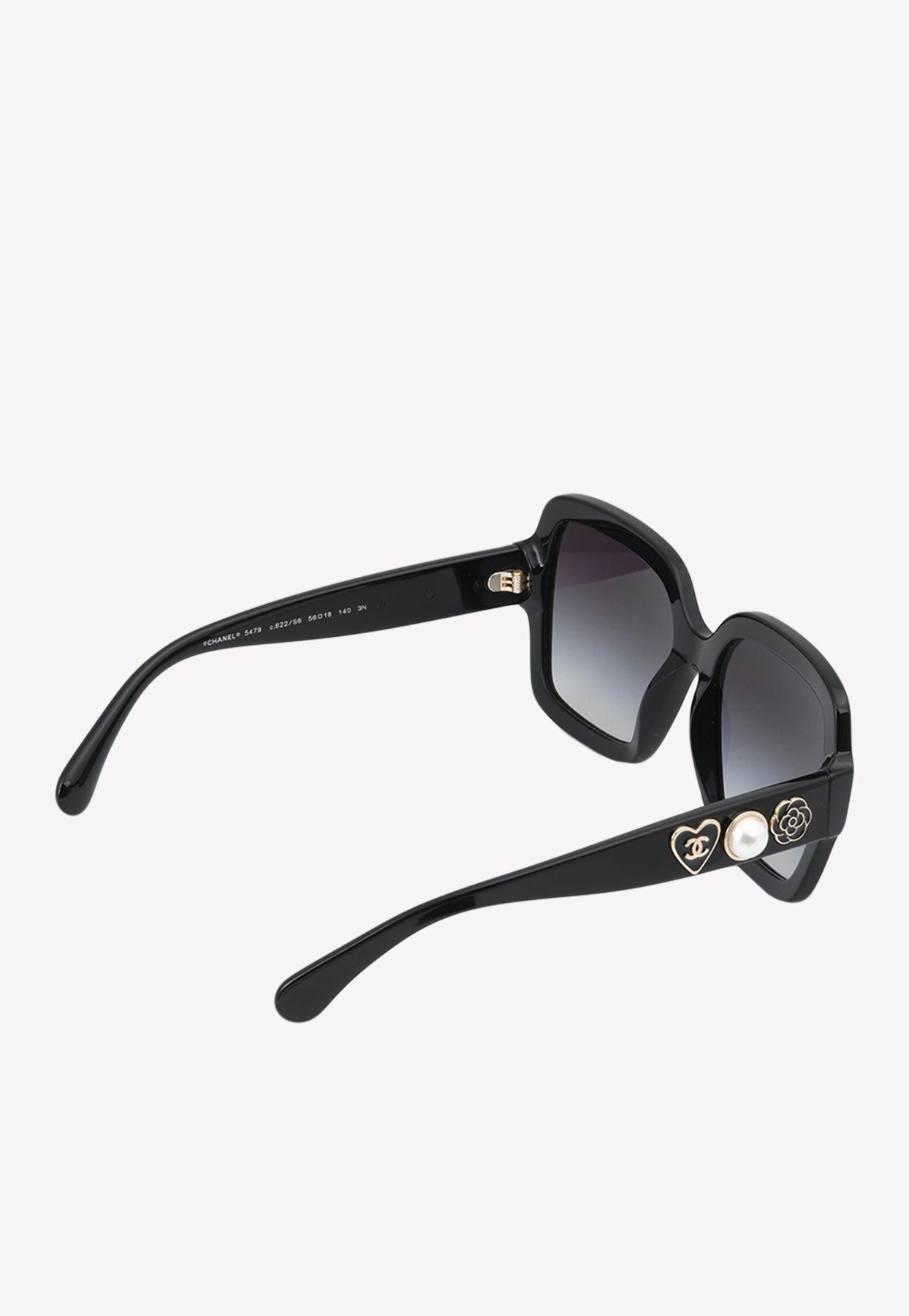 efterligne hav det sjovt snak Chanel Oversized Square-shaped Sunglasses With Mix Charms in Black | Lyst
